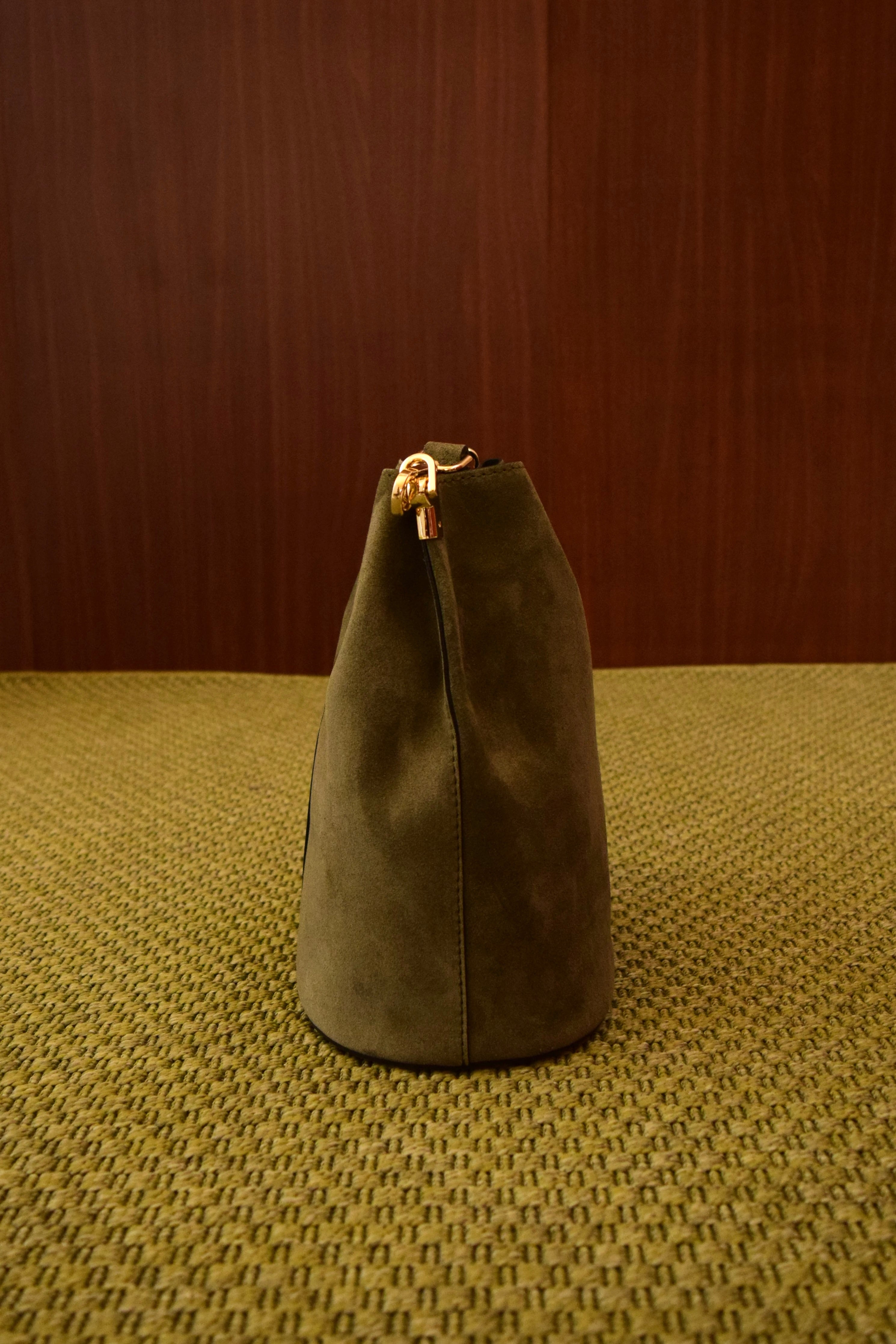 Borsa secchiello oliva in pelle scamosciata