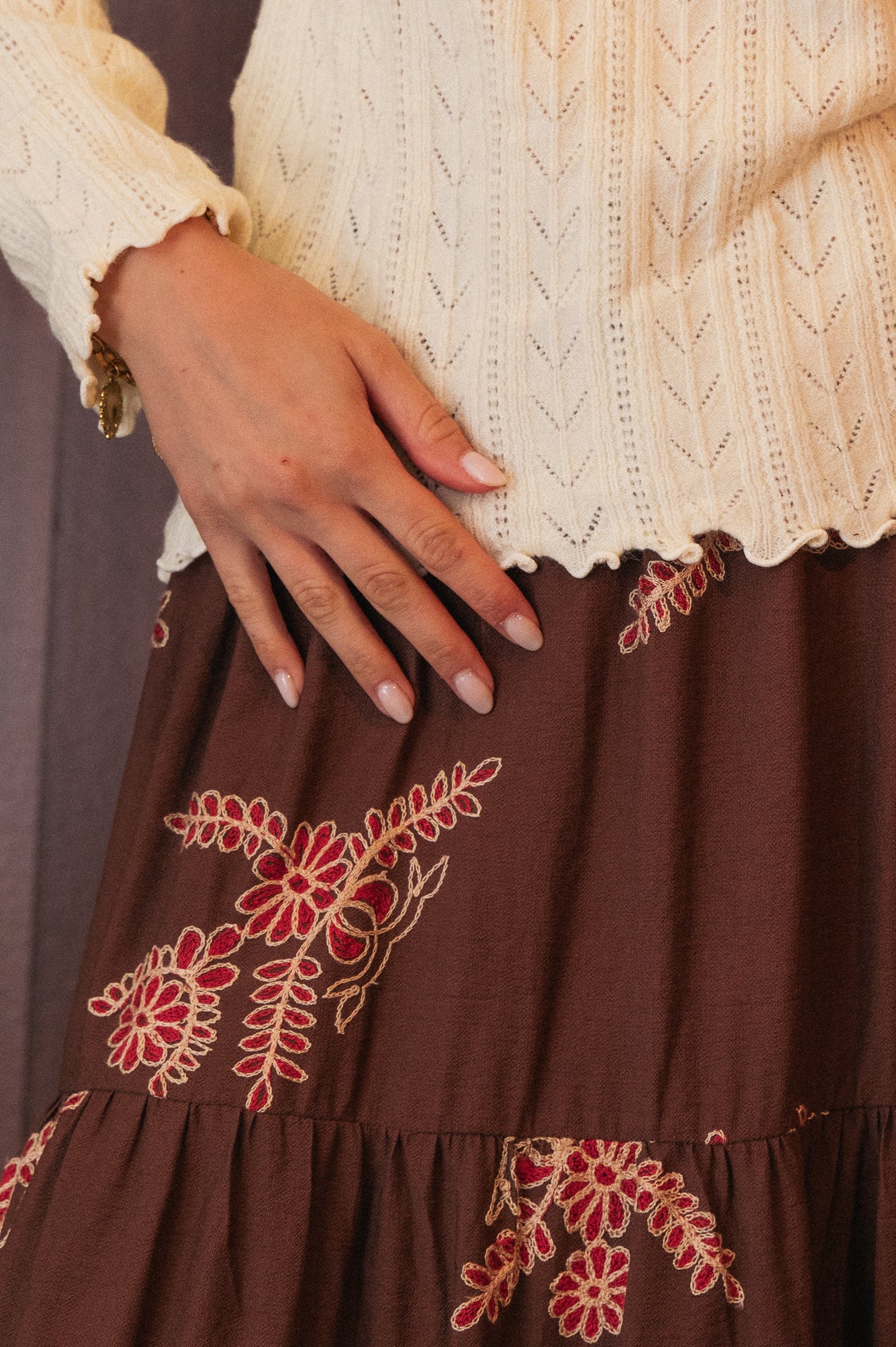 Gonna lunga color caffè con ricami