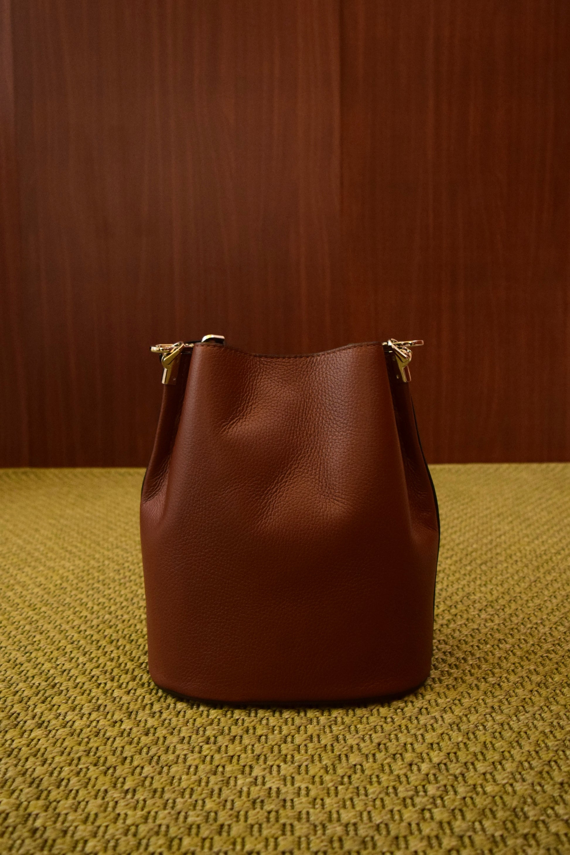 Borsa secchiello color cuoio in vera pelle