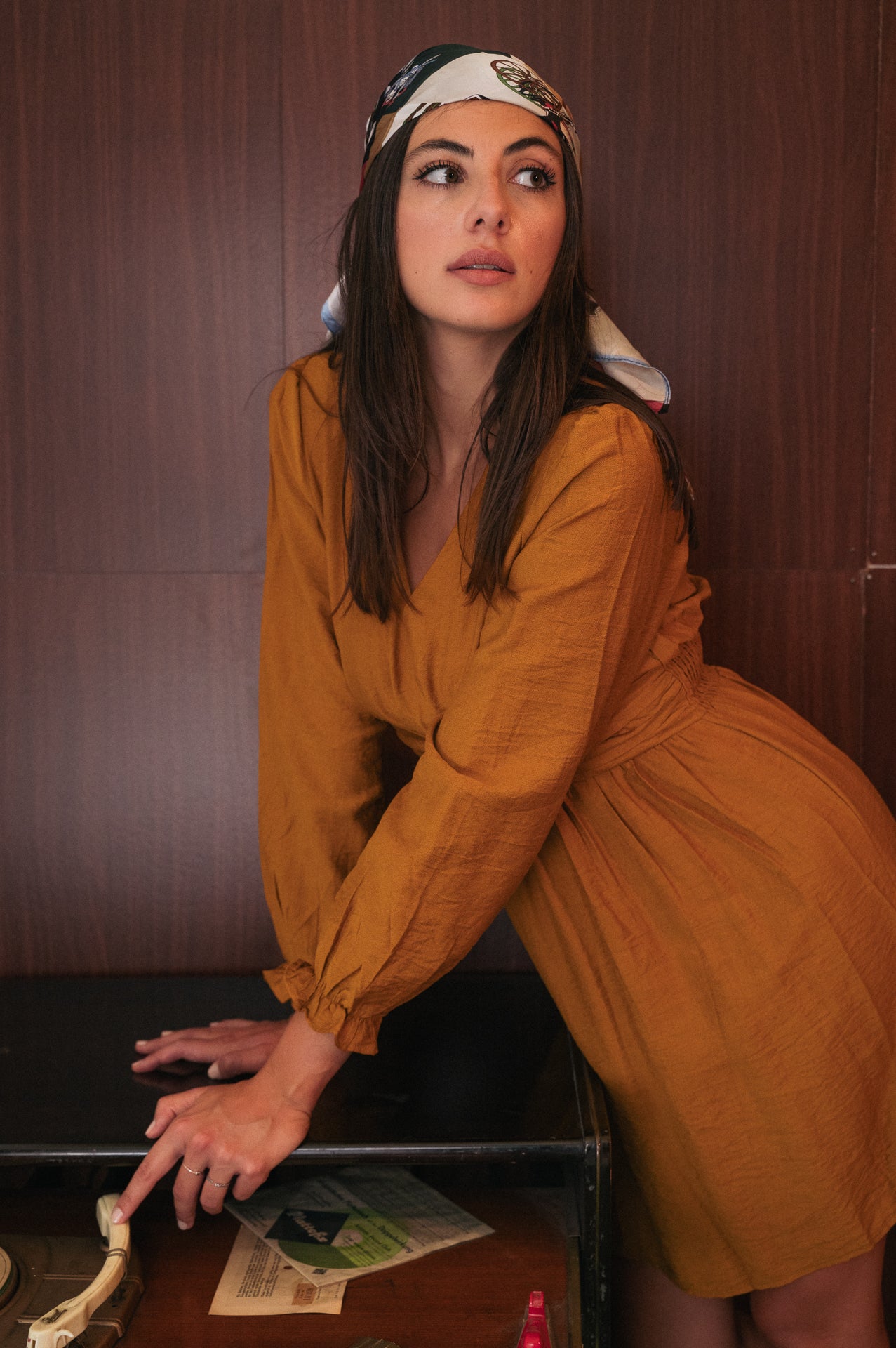 Miniabito color mostarda con scollo a V