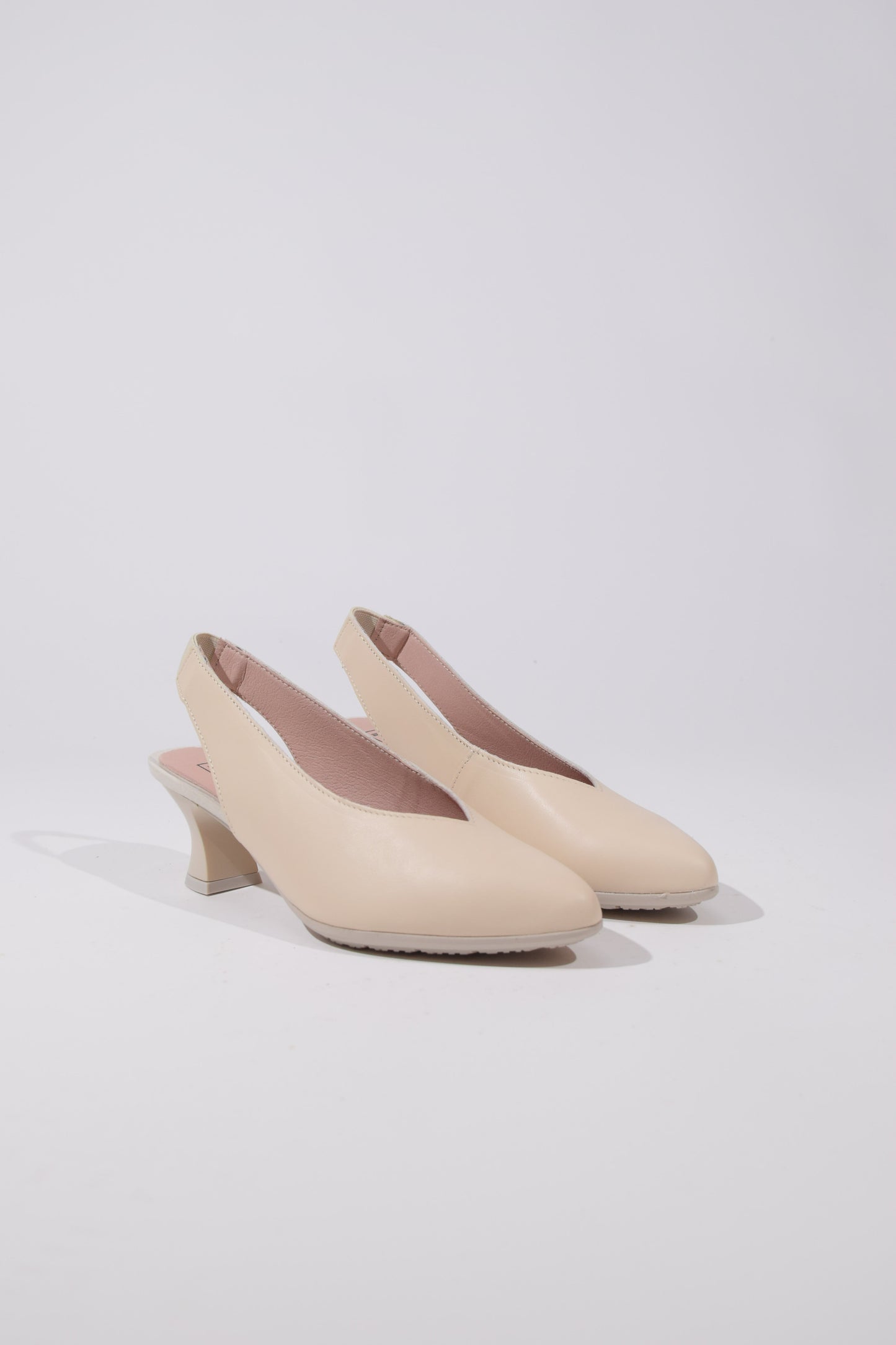 Sandalo in pelle crema con tacco kitten heel - Unico Officina Di tendenza