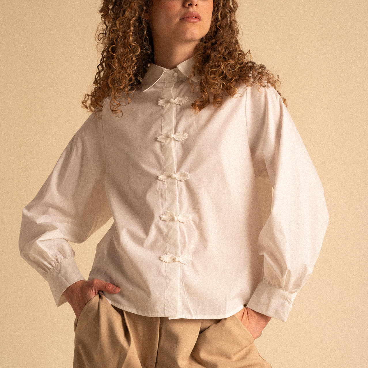 Camicia Donna Bianca in Cotone con Chiusura Nodi Cinesi e Dettagli Ricamati