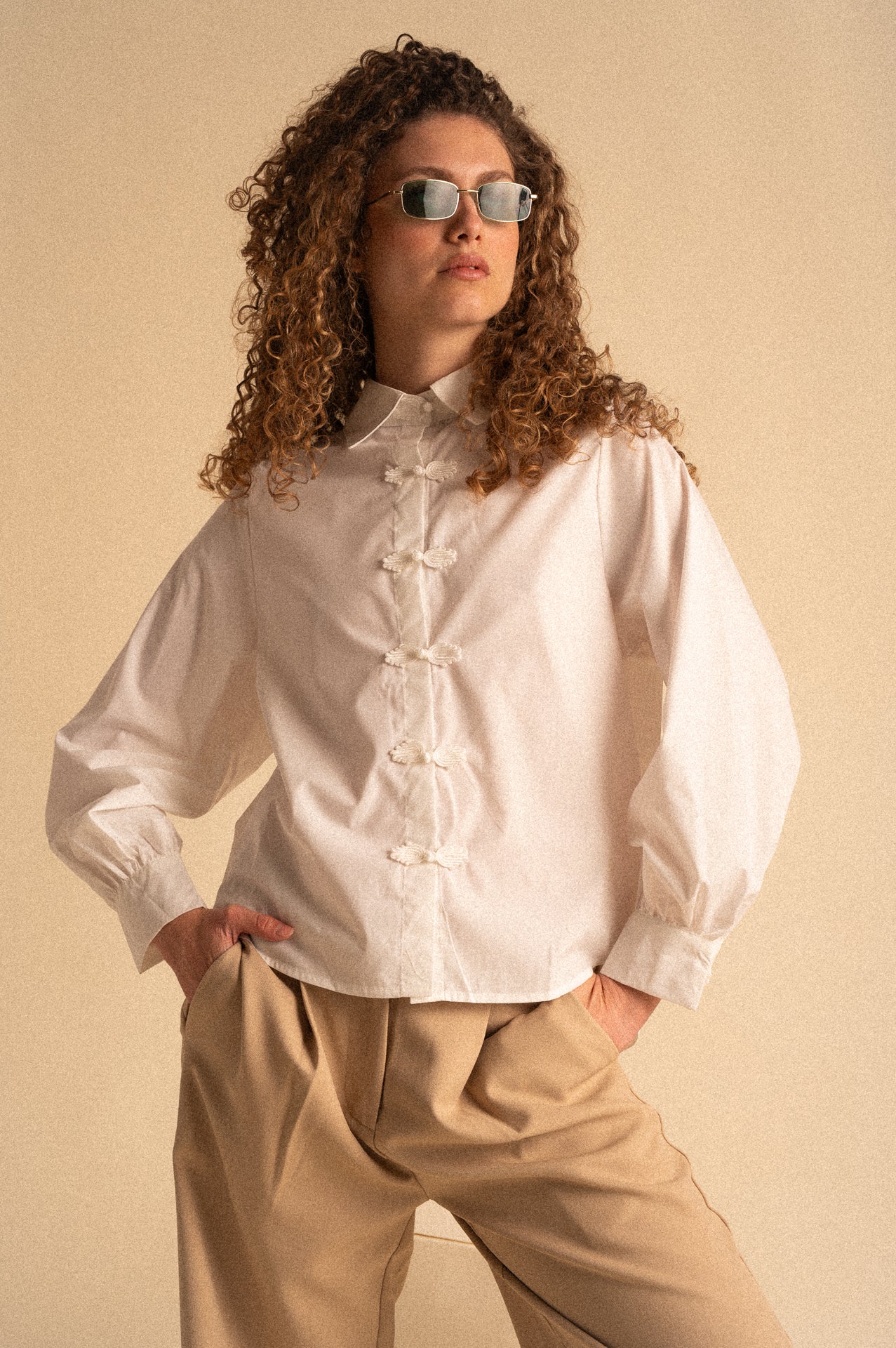 Camicia Donna Bianca in Cotone con Chiusura Nodi Cinesi e Dettagli Ricamati