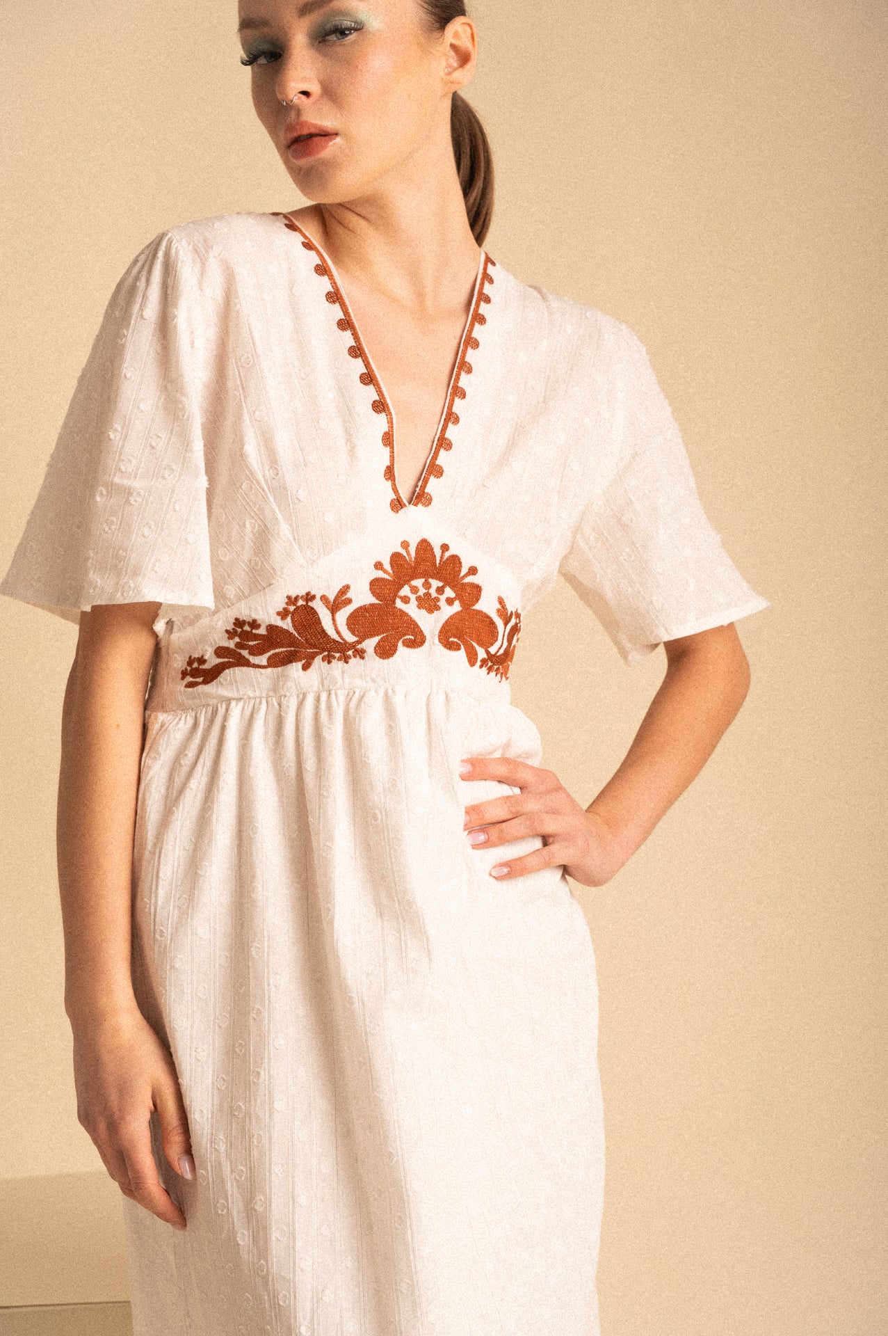 Abito lungo bianco in cotone con ricami terracotta e micro pois tono su tono