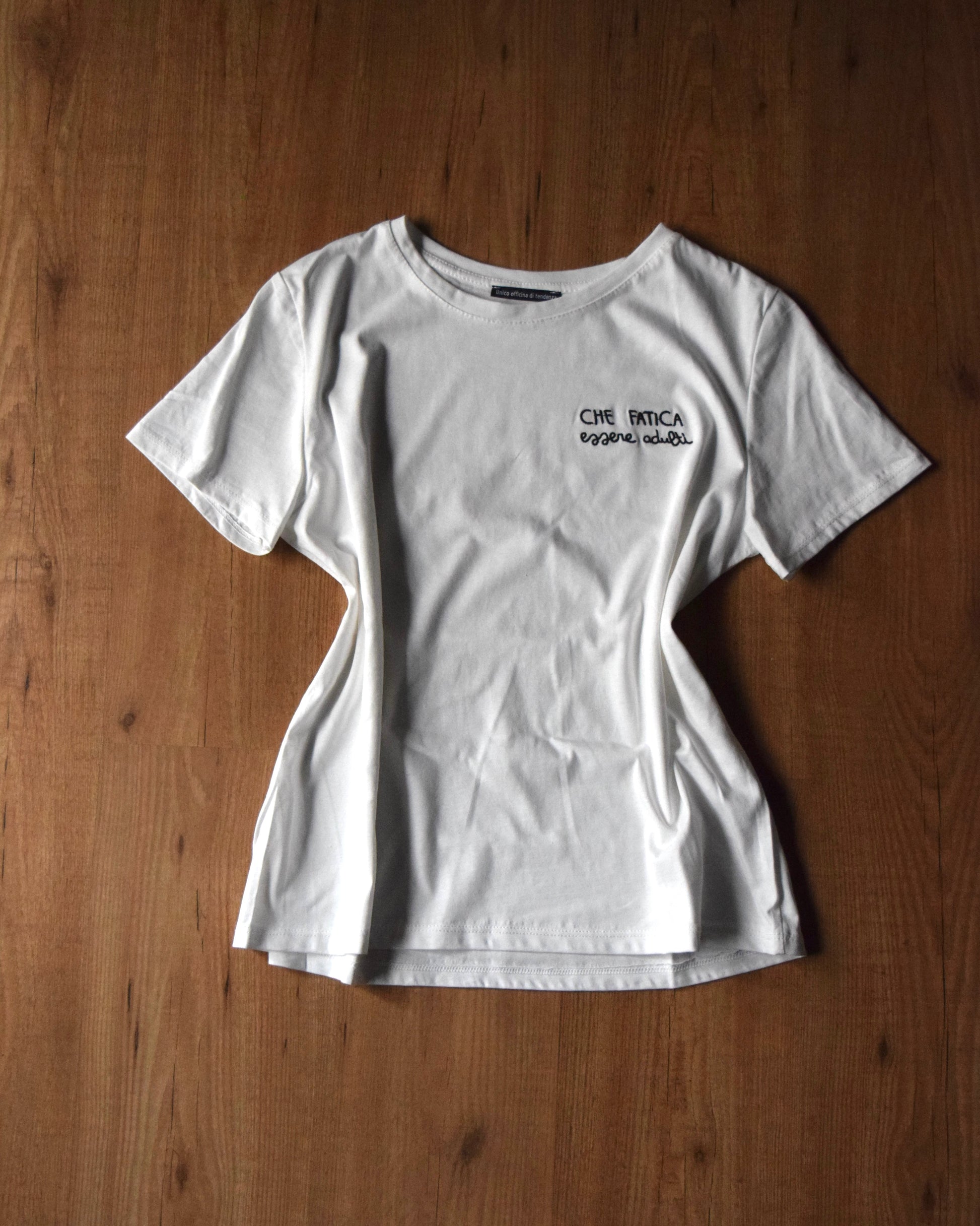 T-shirt bianche con scritte ricamate