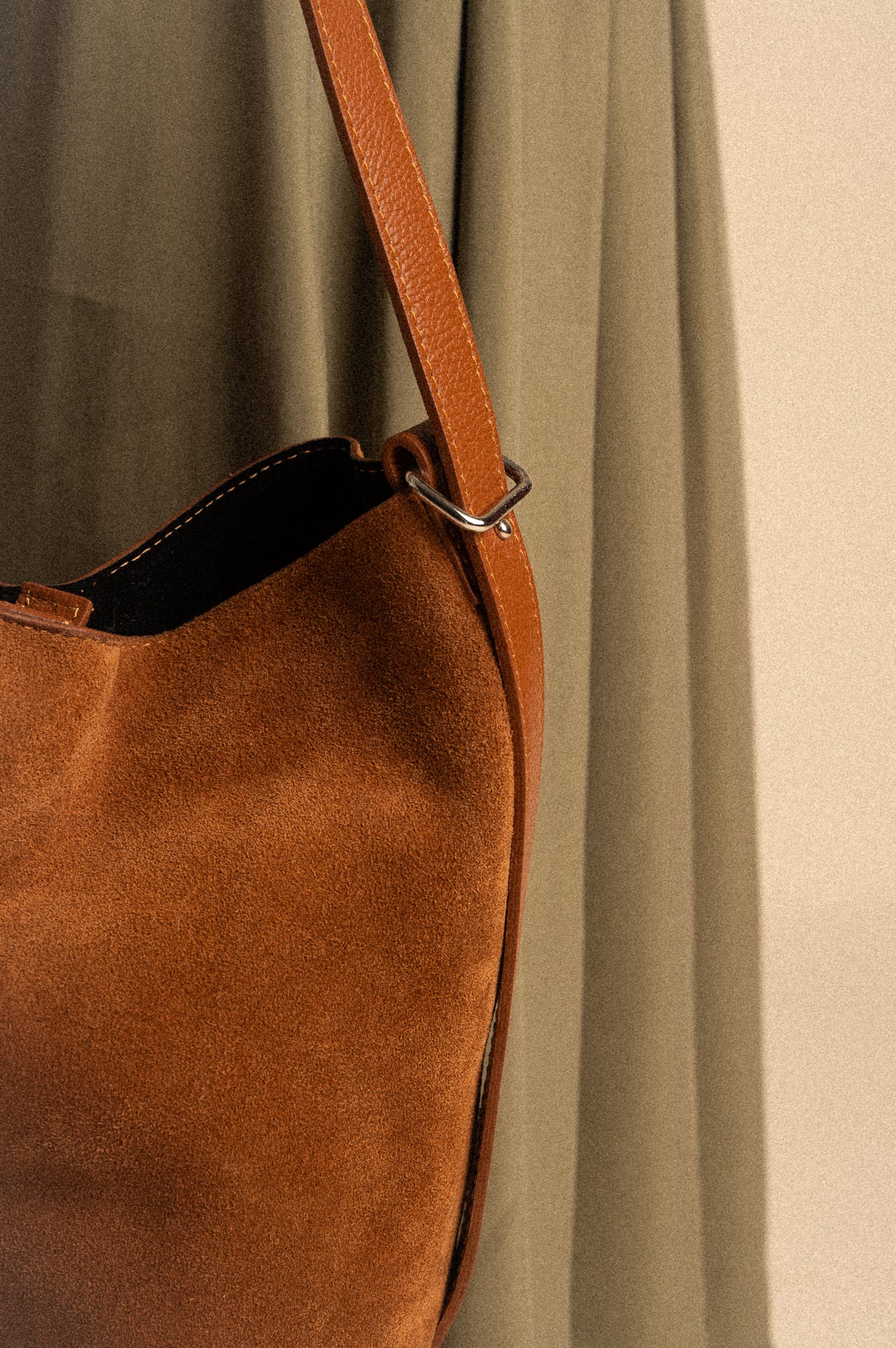Borsa Secchiello Tribeca – Pelle Camoscio Tabacco con Tracolla Regolabile