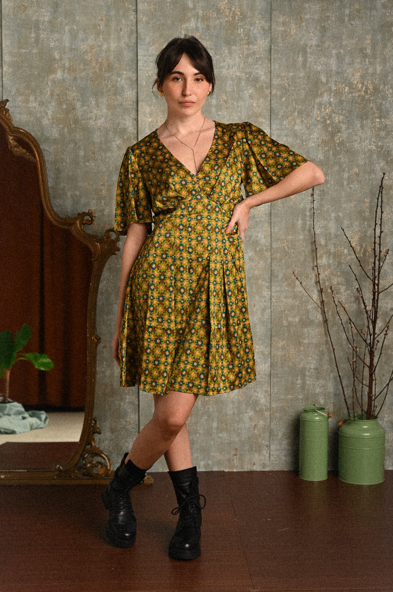 Abito Lavinia Corto Fantasia Effetto Raso con Scollo a V