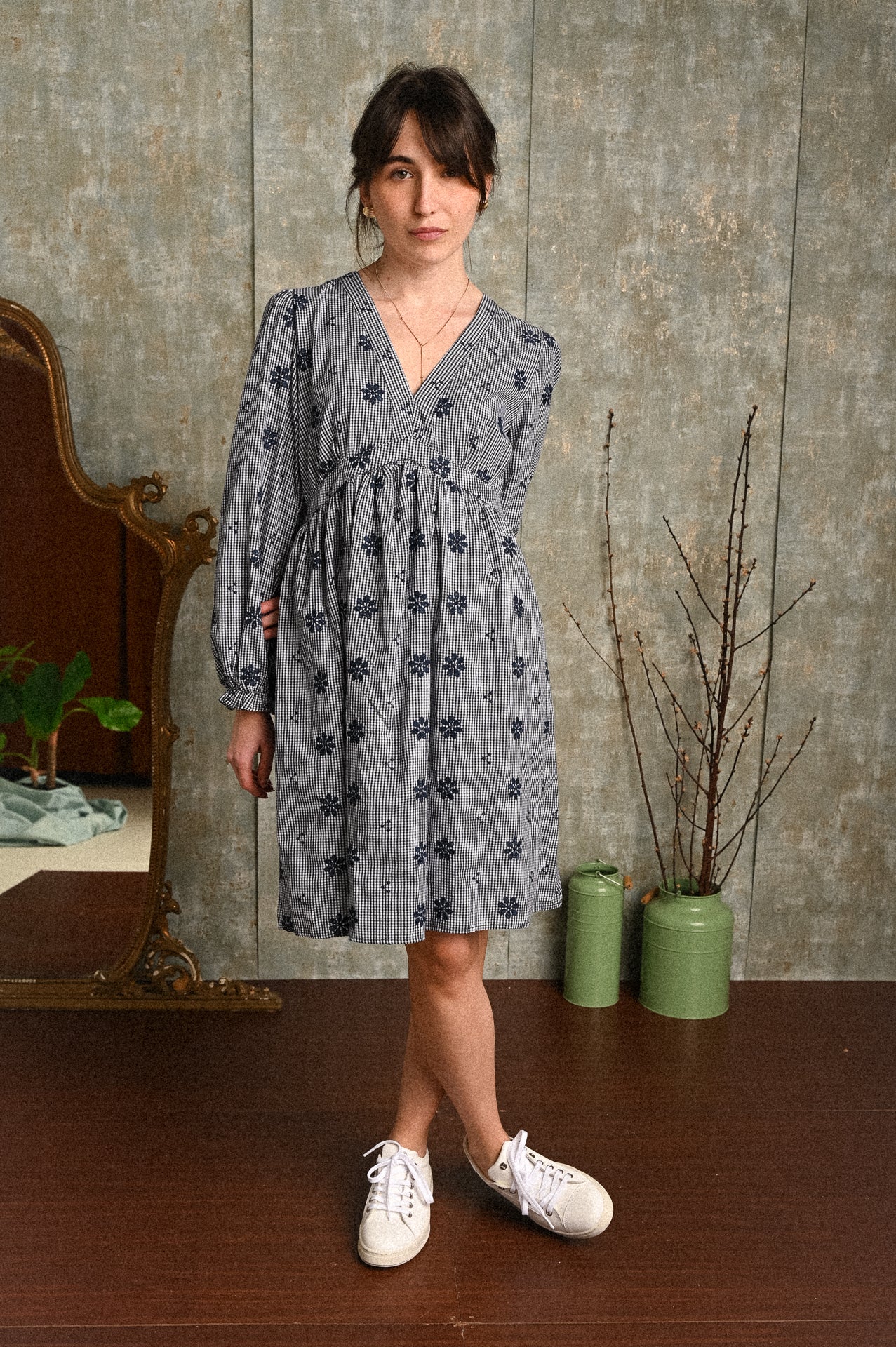 Abito corto a fiori ricamati