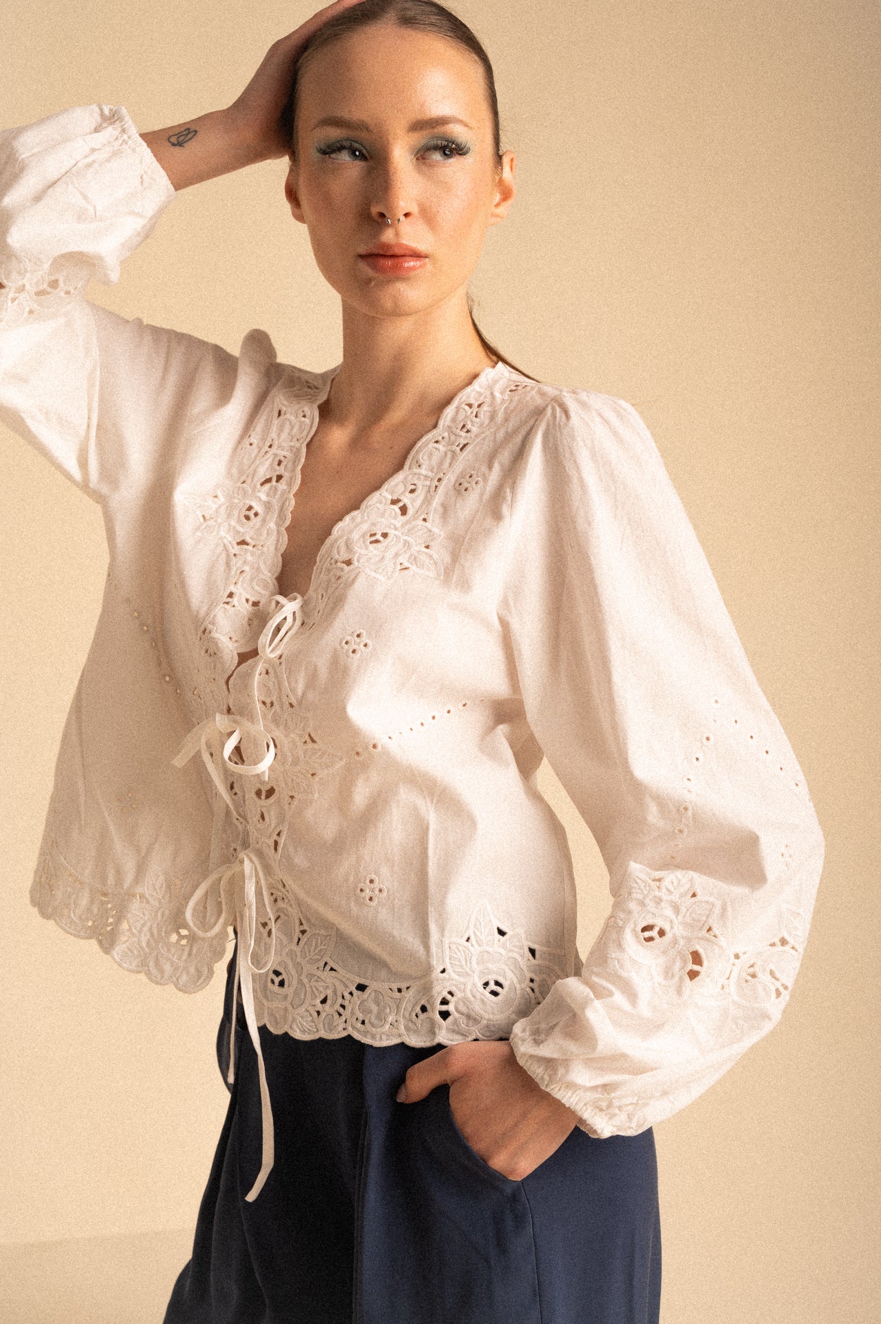 Camicia Crosby bianca in cotone ricamato con fiocchi