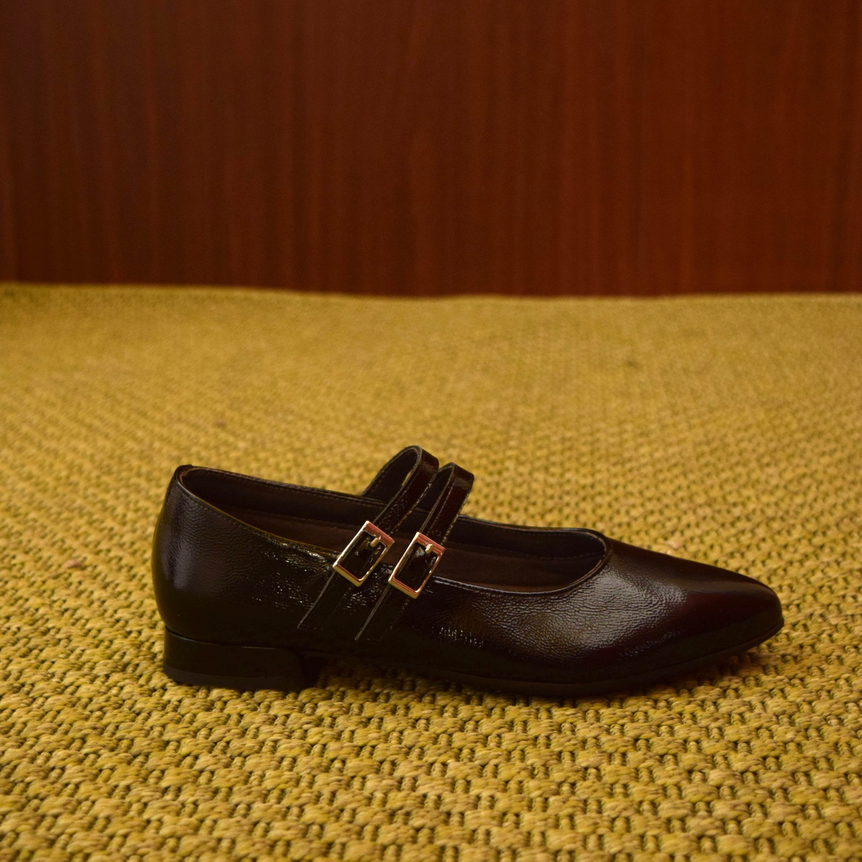 alt="Scarpe Mary Jane a punta bordeaux scuro con doppio cinturino"
