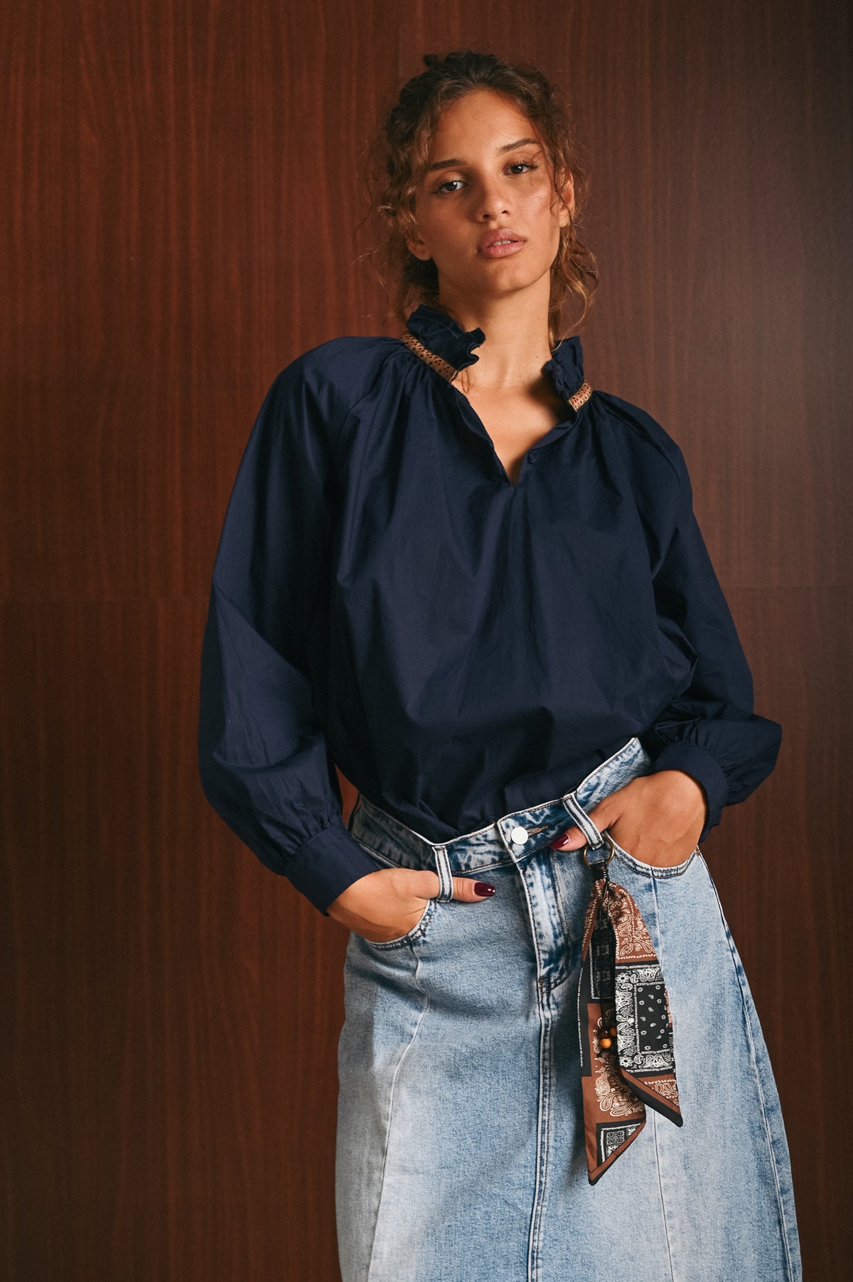Blusa Donna Blu in 100% Cotone con Colletto Ricamato e Maniche Lunghe