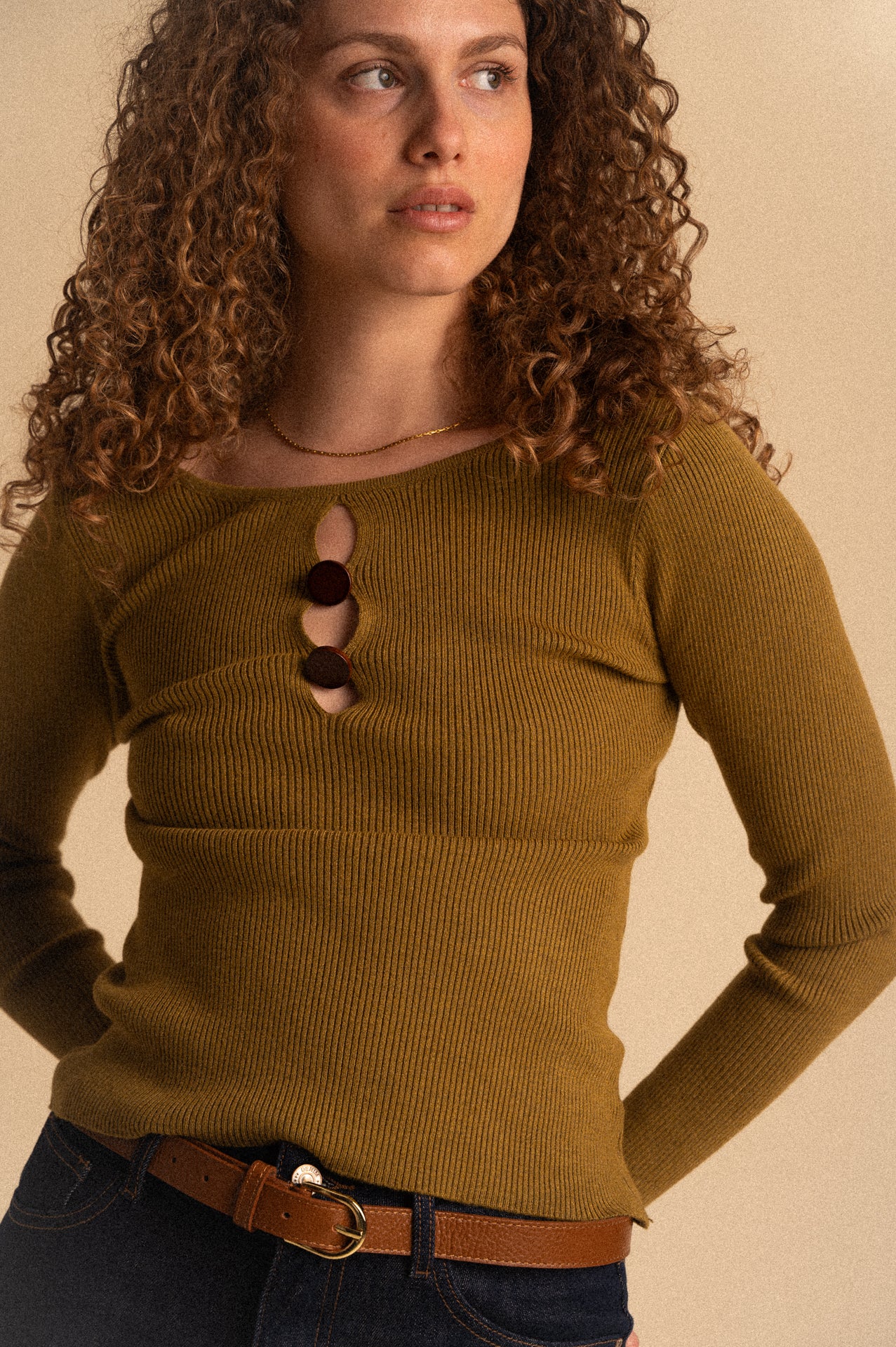 Maglia Donna a Coste Verde Oliva con Cut-Out e Bottoni – Manica Lunga