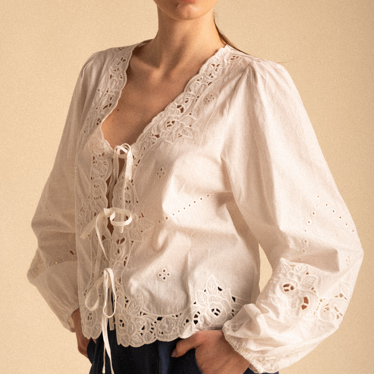 Camicia Crosby bianca in cotone ricamato con fiocchi