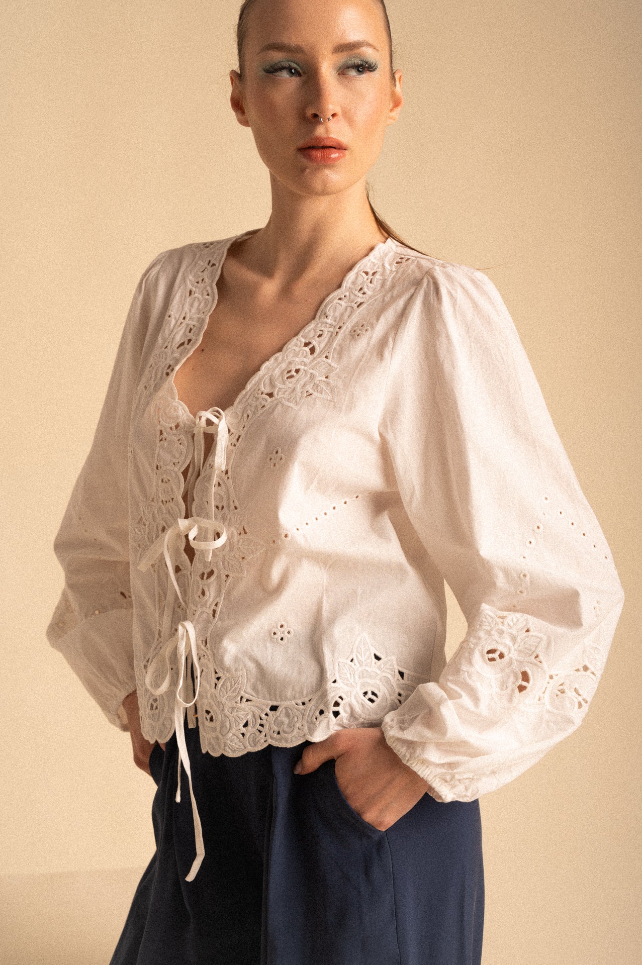 Camicia Crosby bianca in cotone ricamato con fiocchi