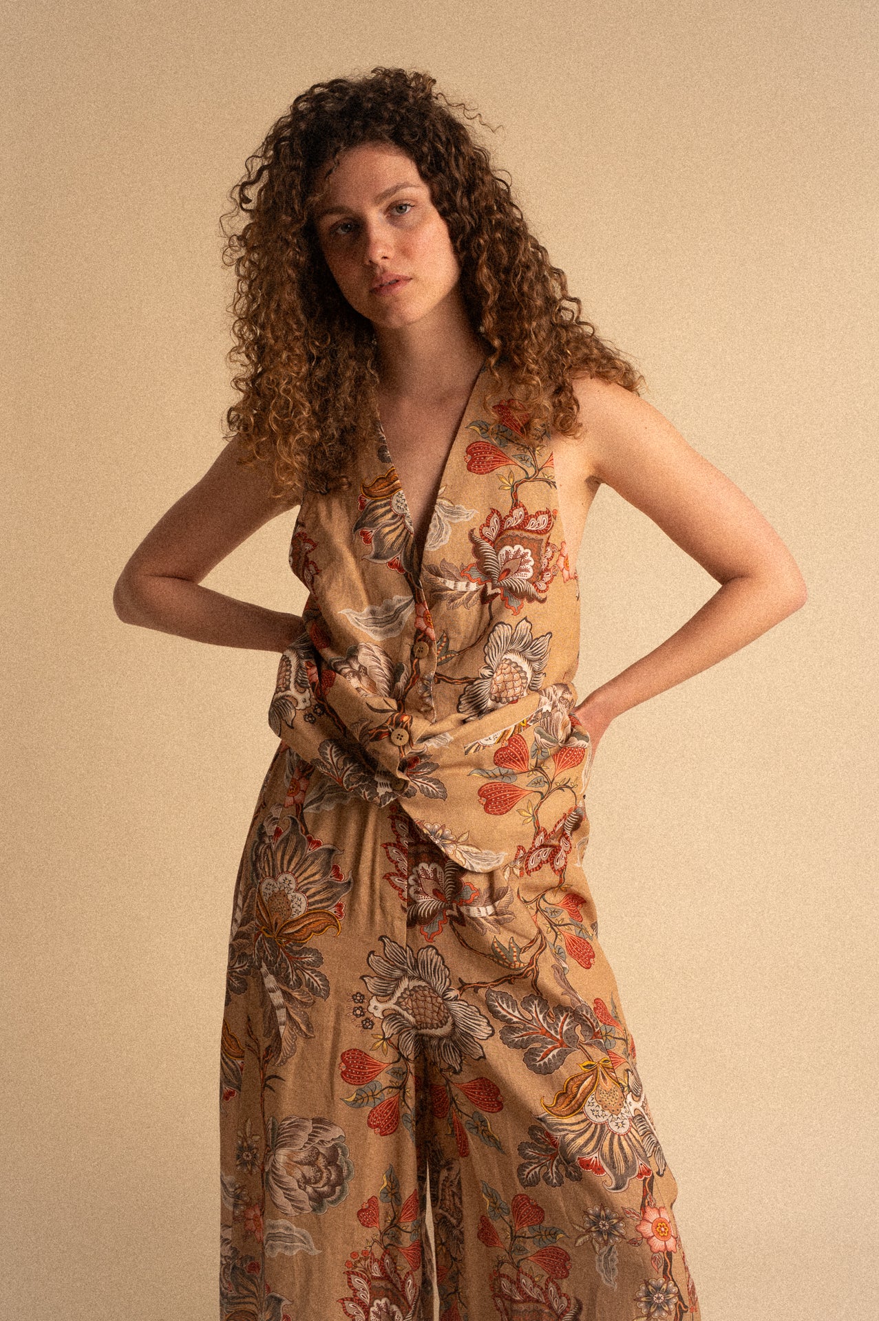 Gilet Donna Paisley in Lino e Viscosa con Bottoni – Gilet Elegante Fantasia Floreale