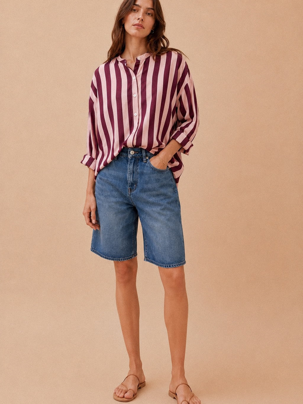 Camicia con collo coreano rosa tenue con righe lampone