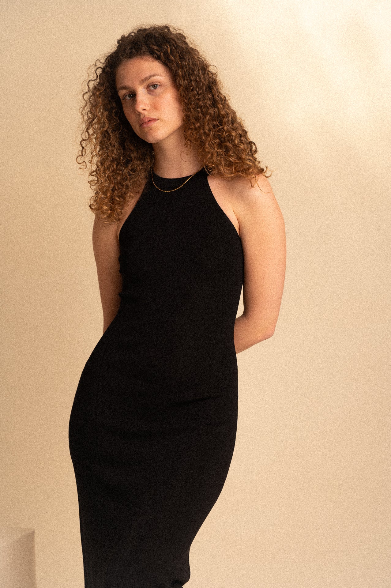 Abito isatis Midi Nero Halter Neck Aderente con Schiena Scoperta
