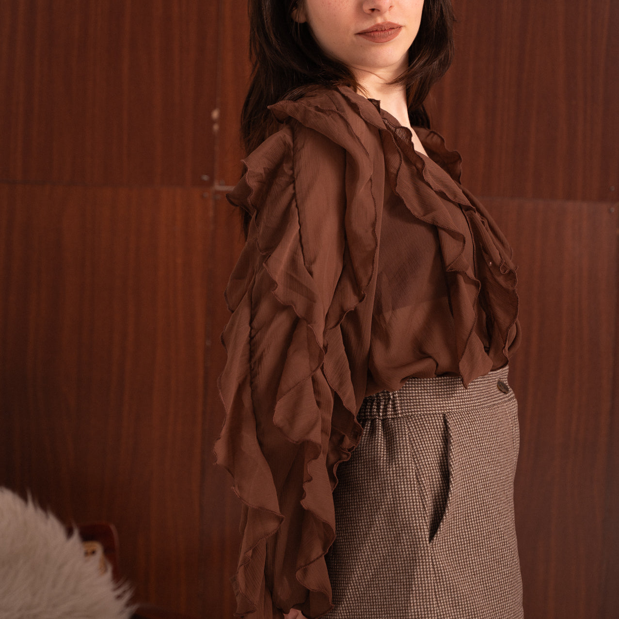 Blusa Marrone con Volant e Scollo a V