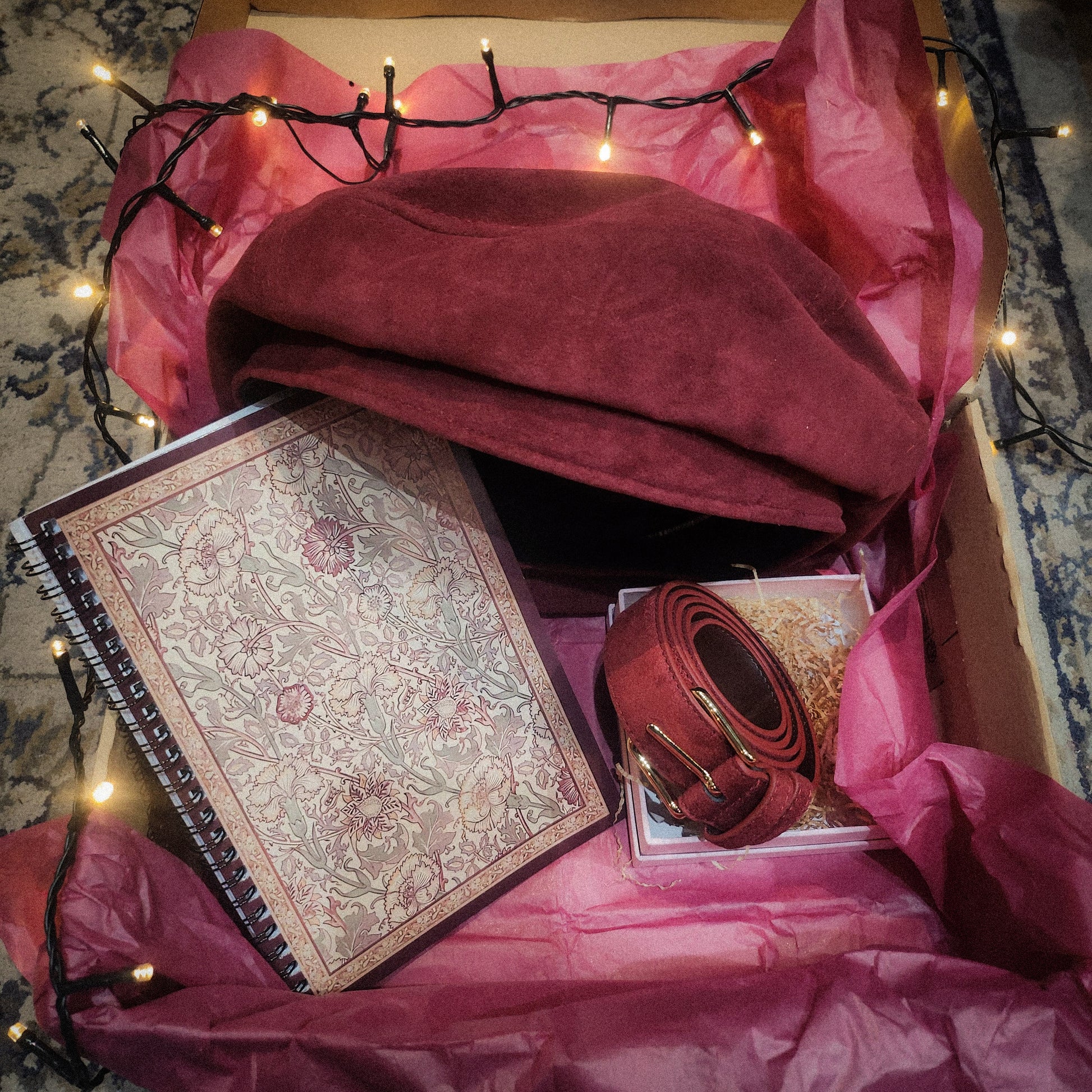 Gift Box Accessori Bordeaux Tonalità Camoscio | Set Cappello Cintura Notes