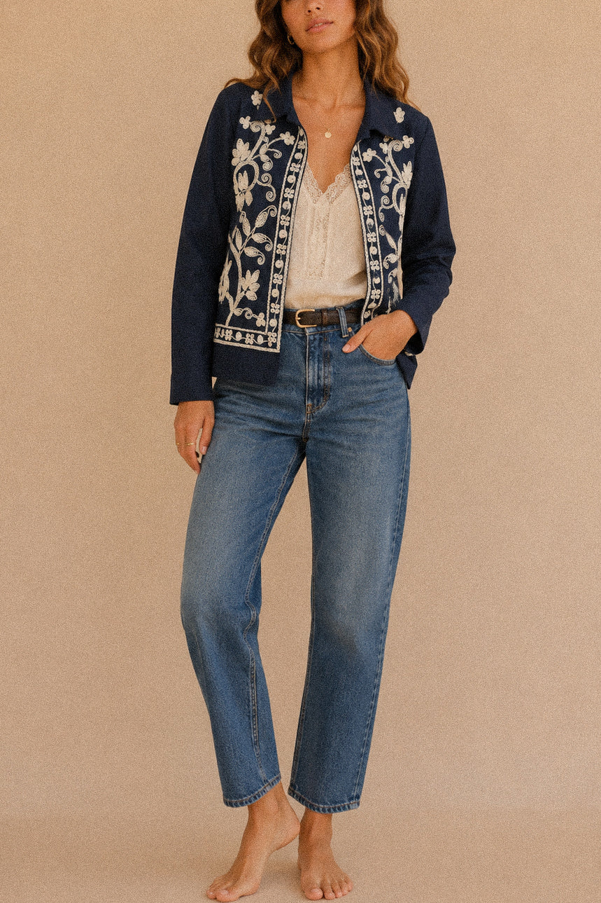 Giacca “Midnight Écru” – giacca blu con ricami floreali