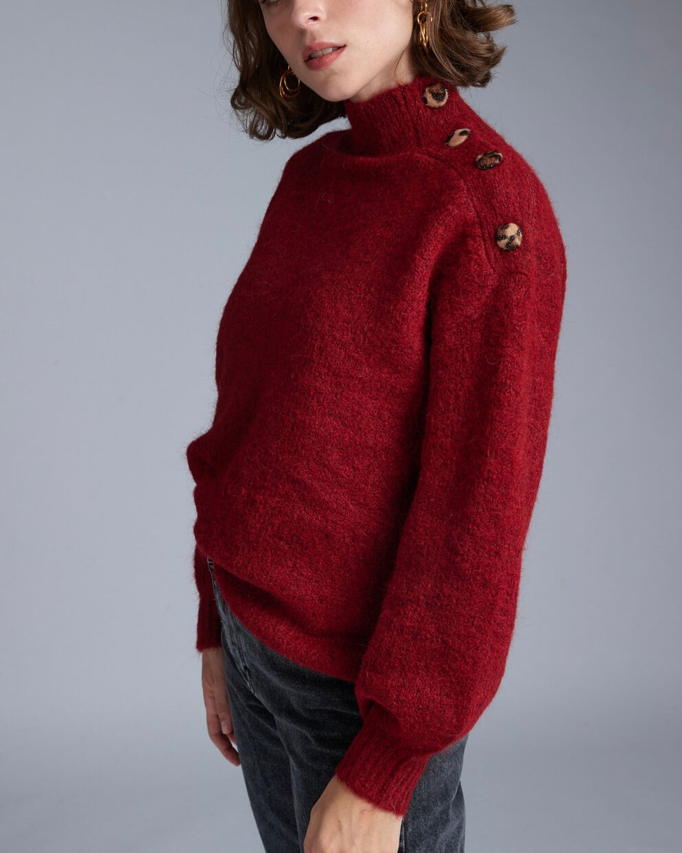 Maglione rosso con bottoni