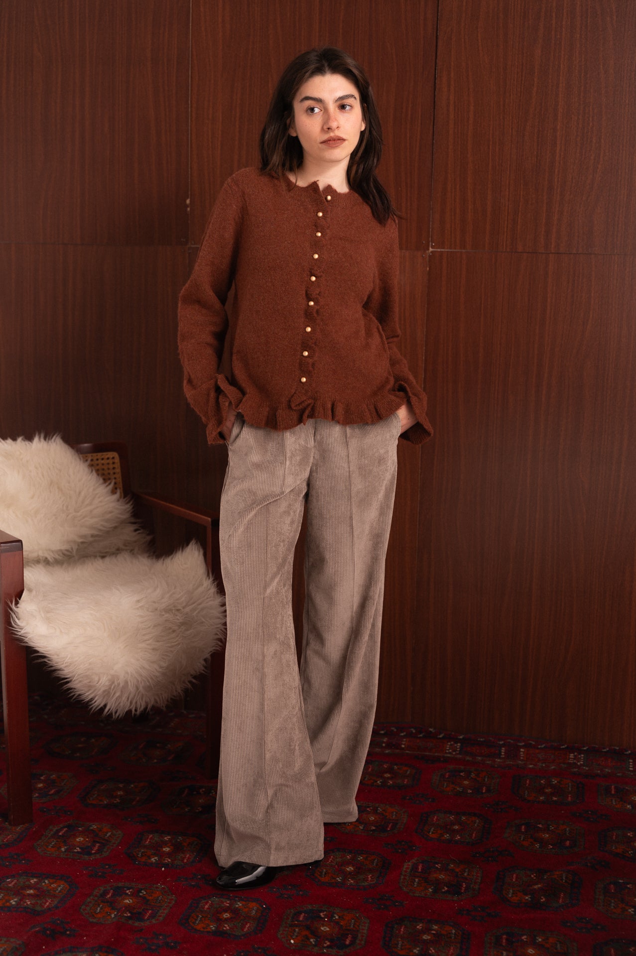 Cardigan marrone donna con bottoni dorati e dettagli volant