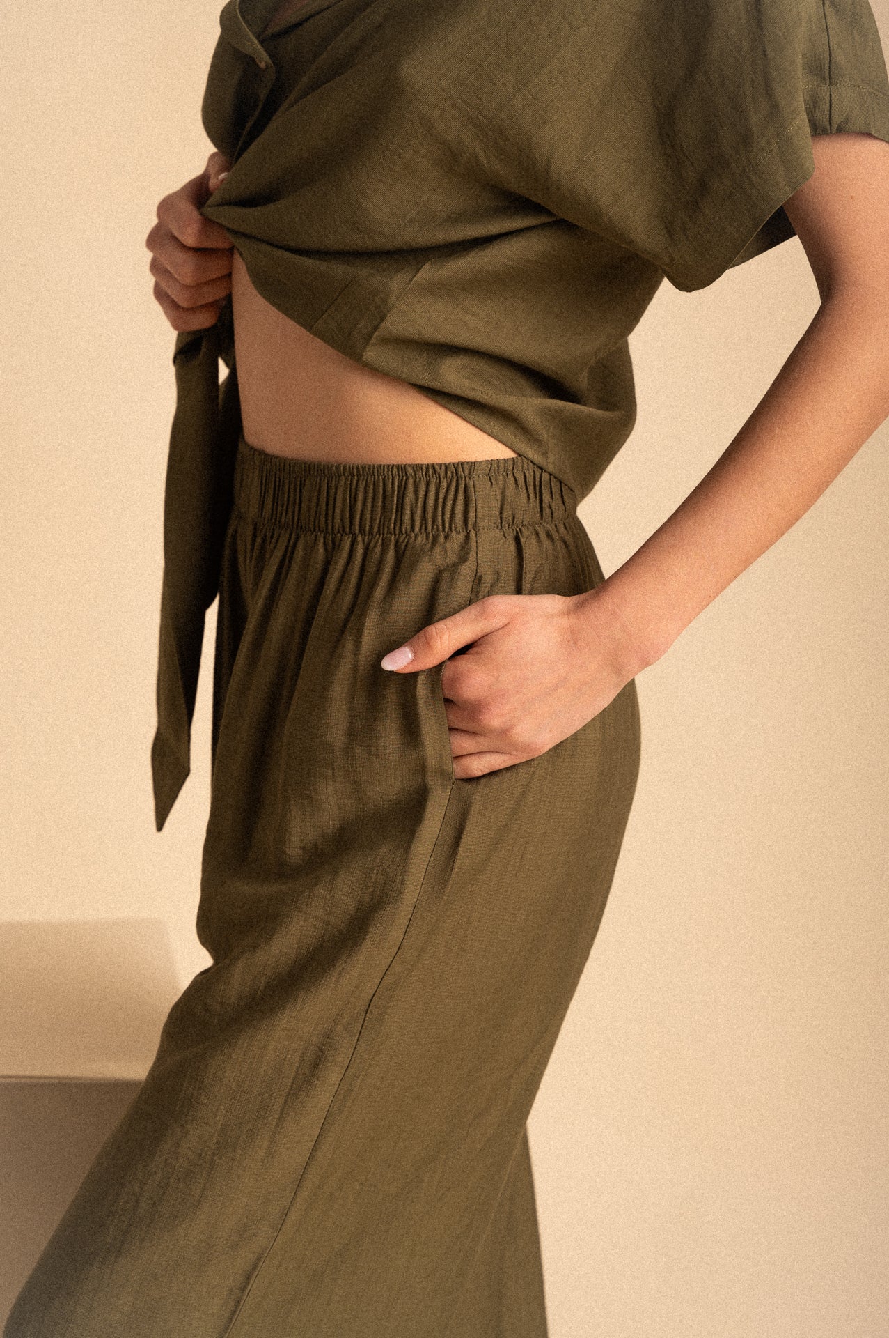 Set Betulla color kaki in viscosa – completo donna con top nodo e pantaloni palazzo morbidi