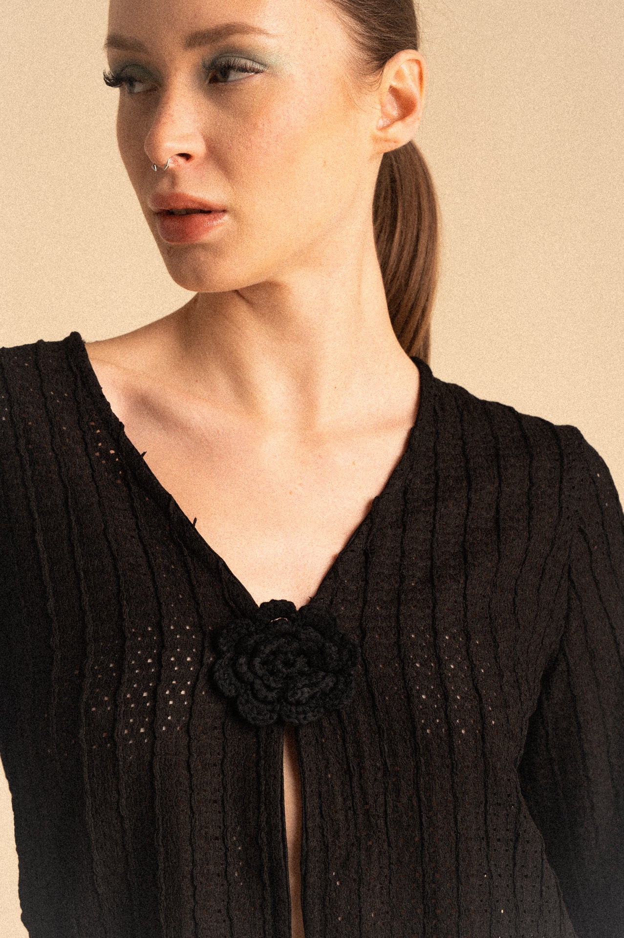 Cardigan Nero Traforato a Coste con Rosa Crochet