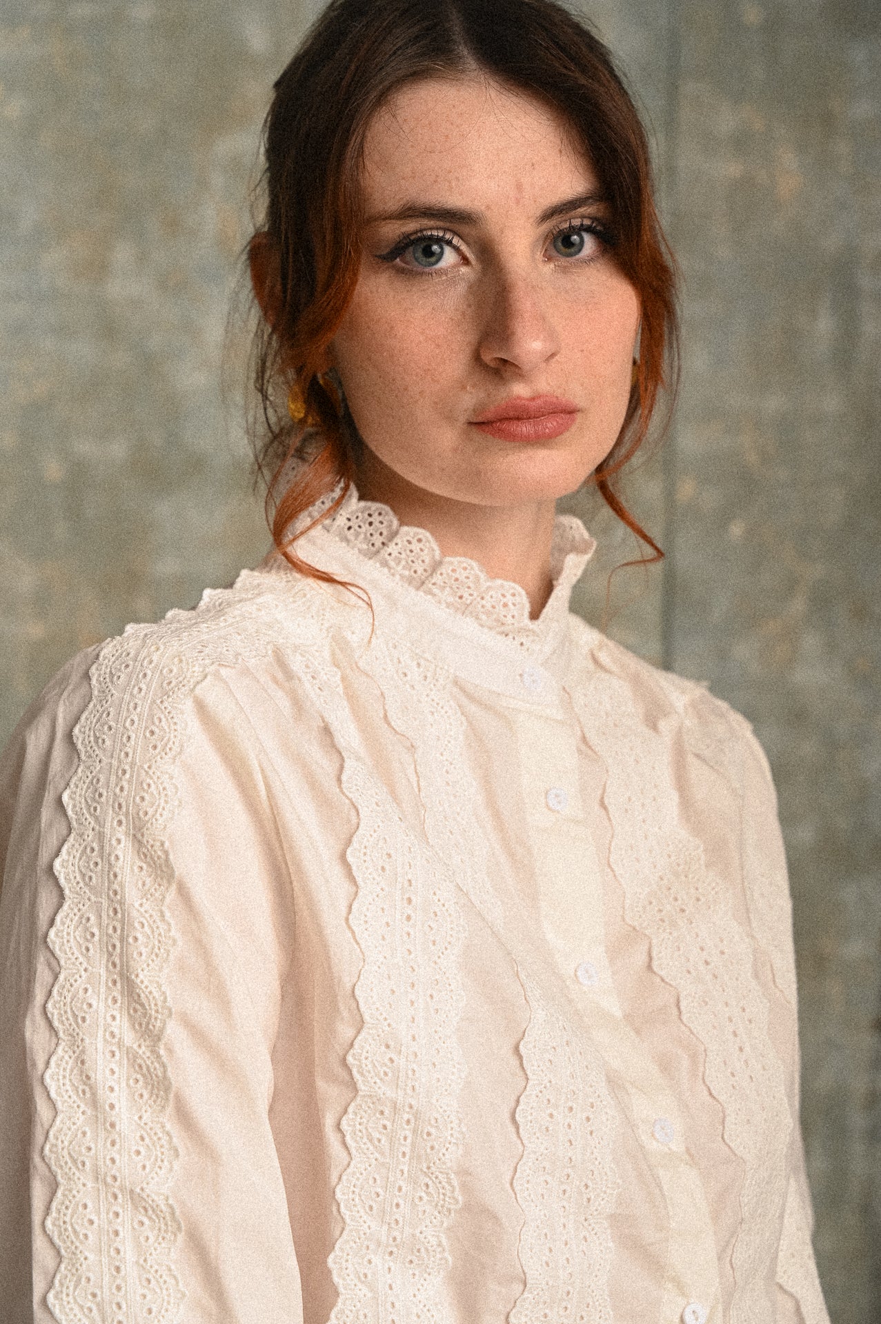 Camicia bianca ricamata Achillea – collo alto e dettagli sangallo