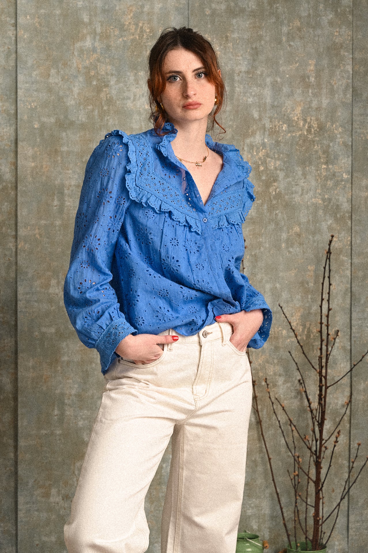Camicia Campanula Blu Ricamata Sangallo in Cotone – Collo Rouches