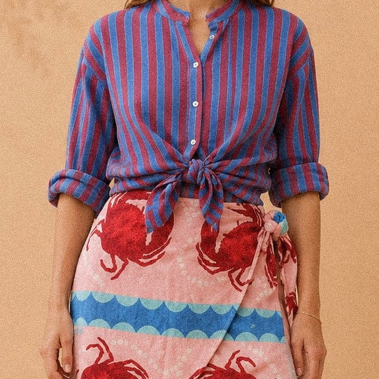 Camicia collo coreano a righe rosse e azzurre in Lyocell