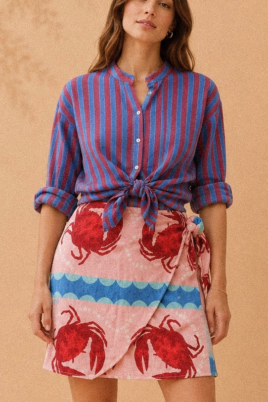 Camicia collo coreano a righe rosse e azzurre in Lyocell