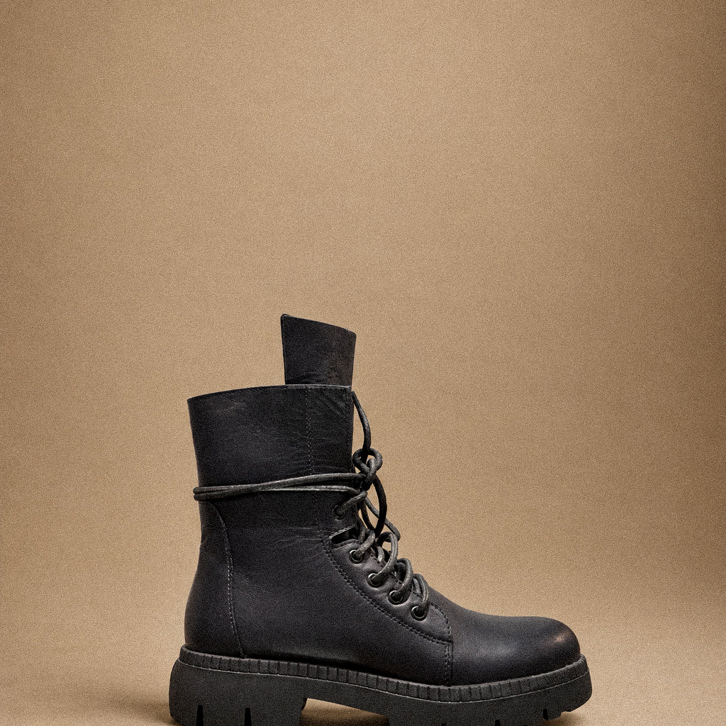 Anfibio Donna in Vera Pelle nero Stringato con Zip Interna e Suola in Gomma