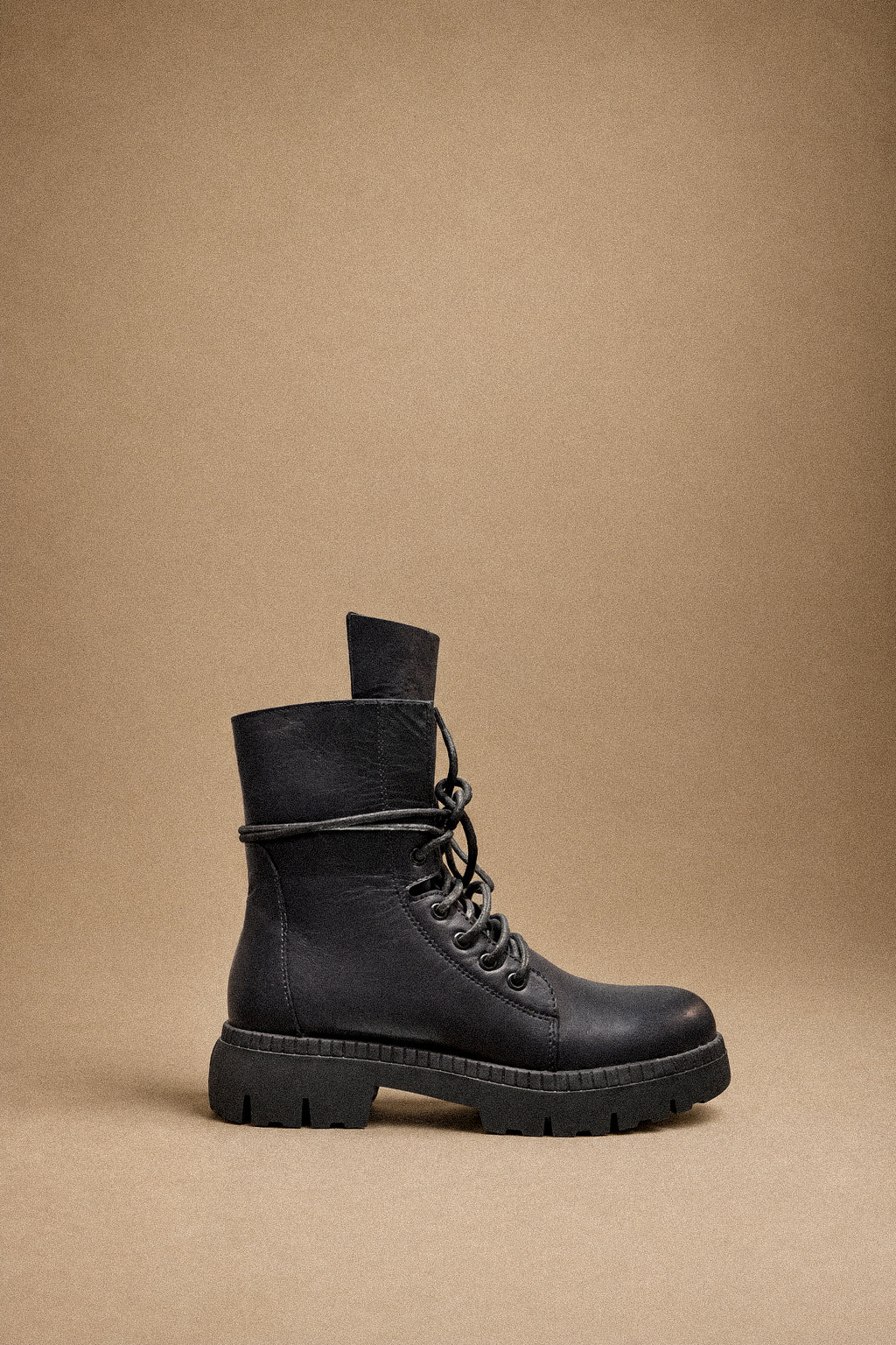 Anfibio Donna in Vera Pelle nero Stringato con Zip Interna e Suola in Gomma