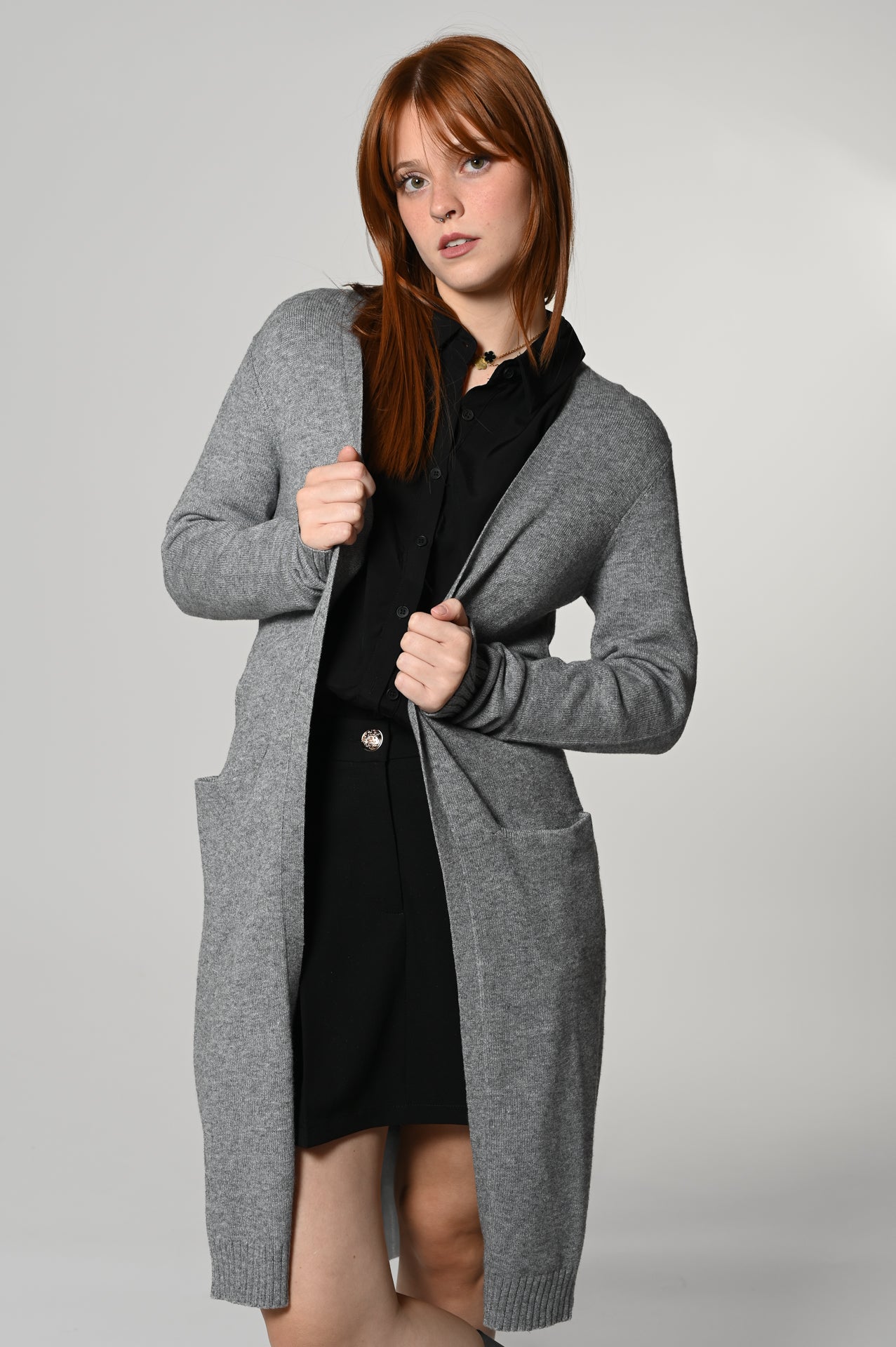 Cardigan grigio al ginocchio