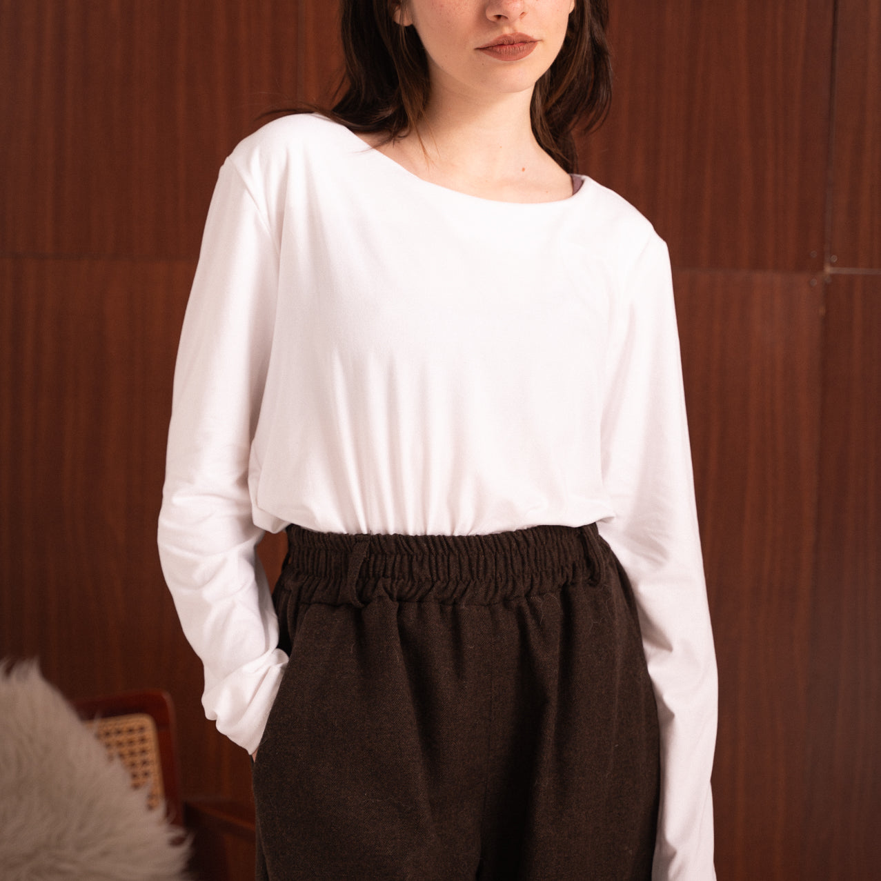 Blusa bianca con scollo a barca