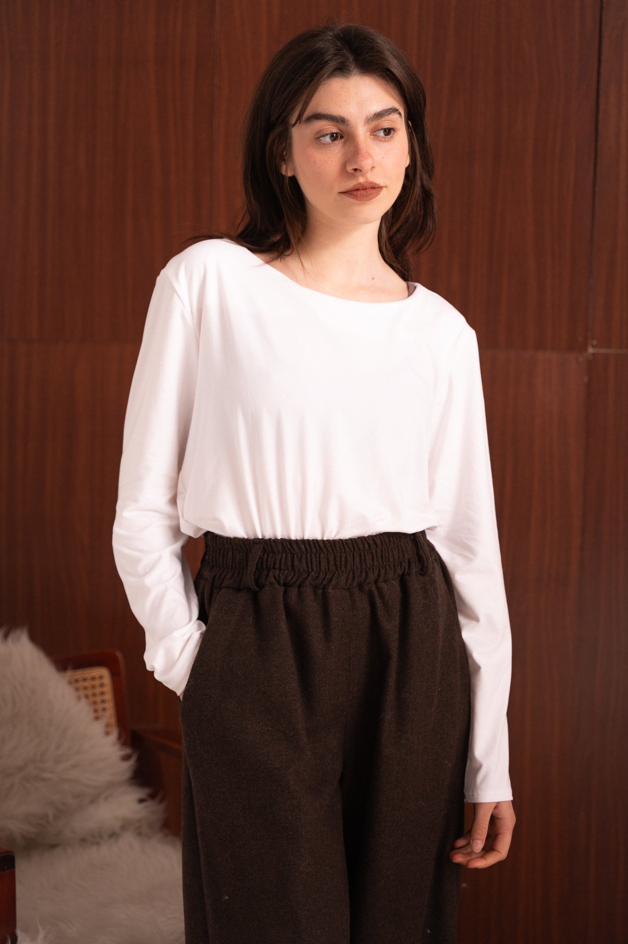 Blusa bianca con scollo a barca