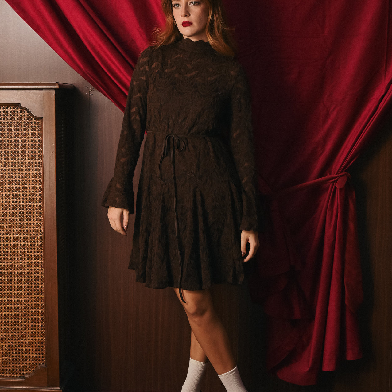 Abito corto marrone con Lavorazione Traforata: Sofisticatezza e Trasparenze