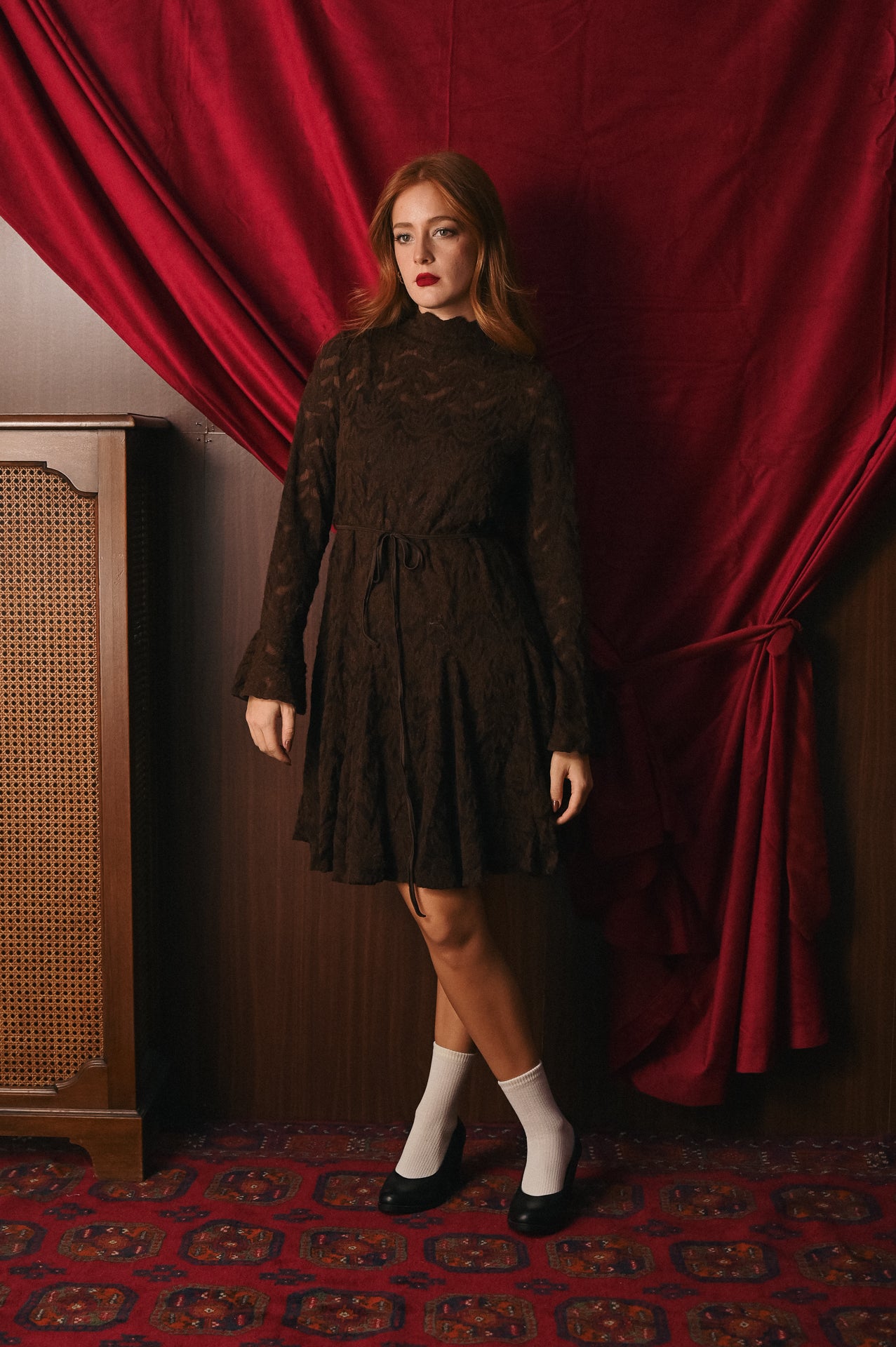 Abito corto marrone con Lavorazione Traforata: Sofisticatezza e Trasparenze