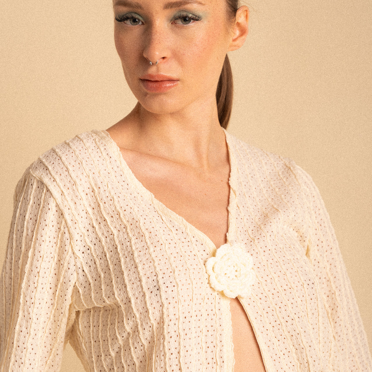 Cardigan panna Traforato a Coste con Rosa Crochet