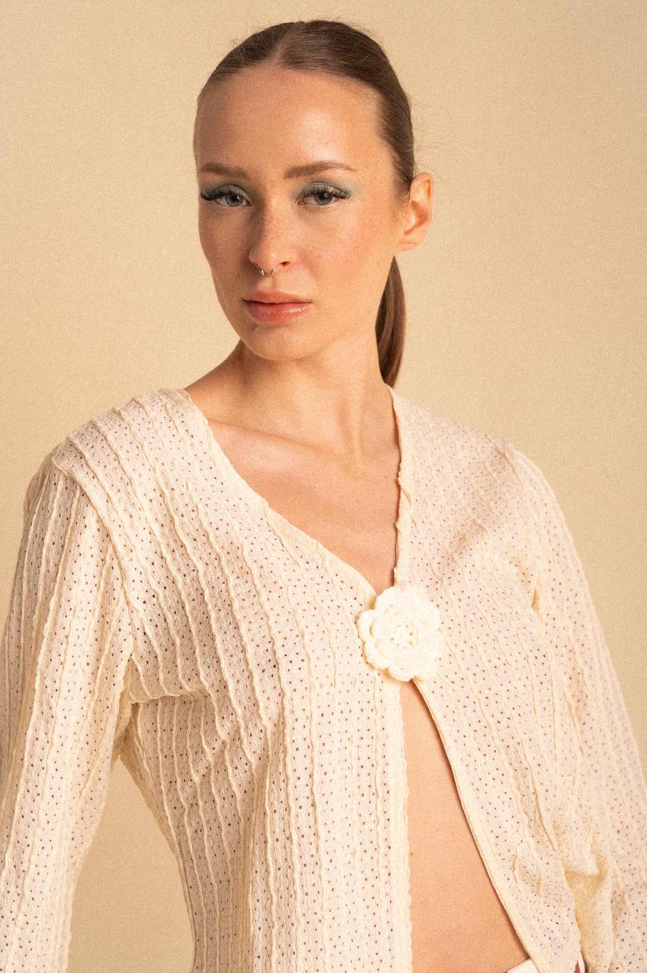 Cardigan panna Traforato a Coste con Rosa Crochet