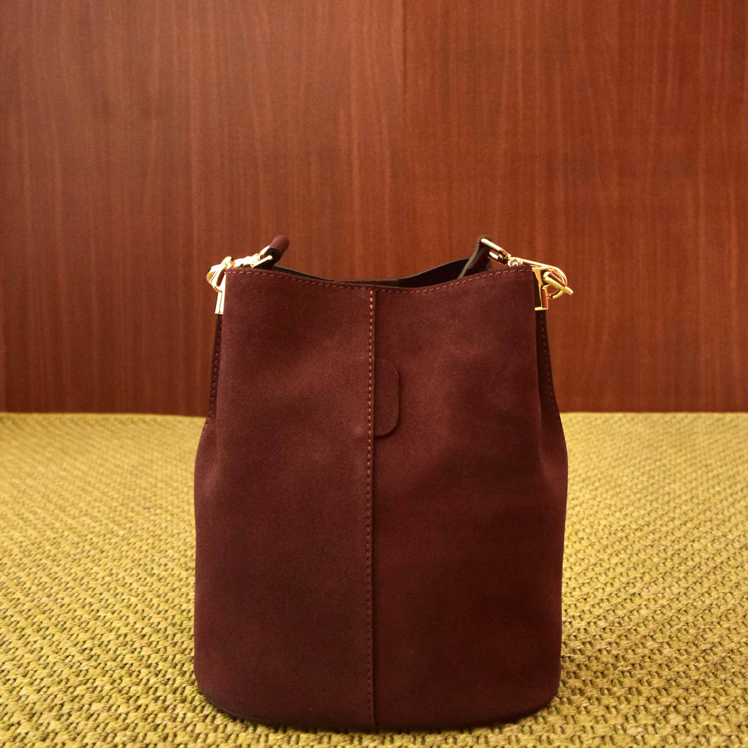 Borsa secchiello color prugna in pelle scamosciata