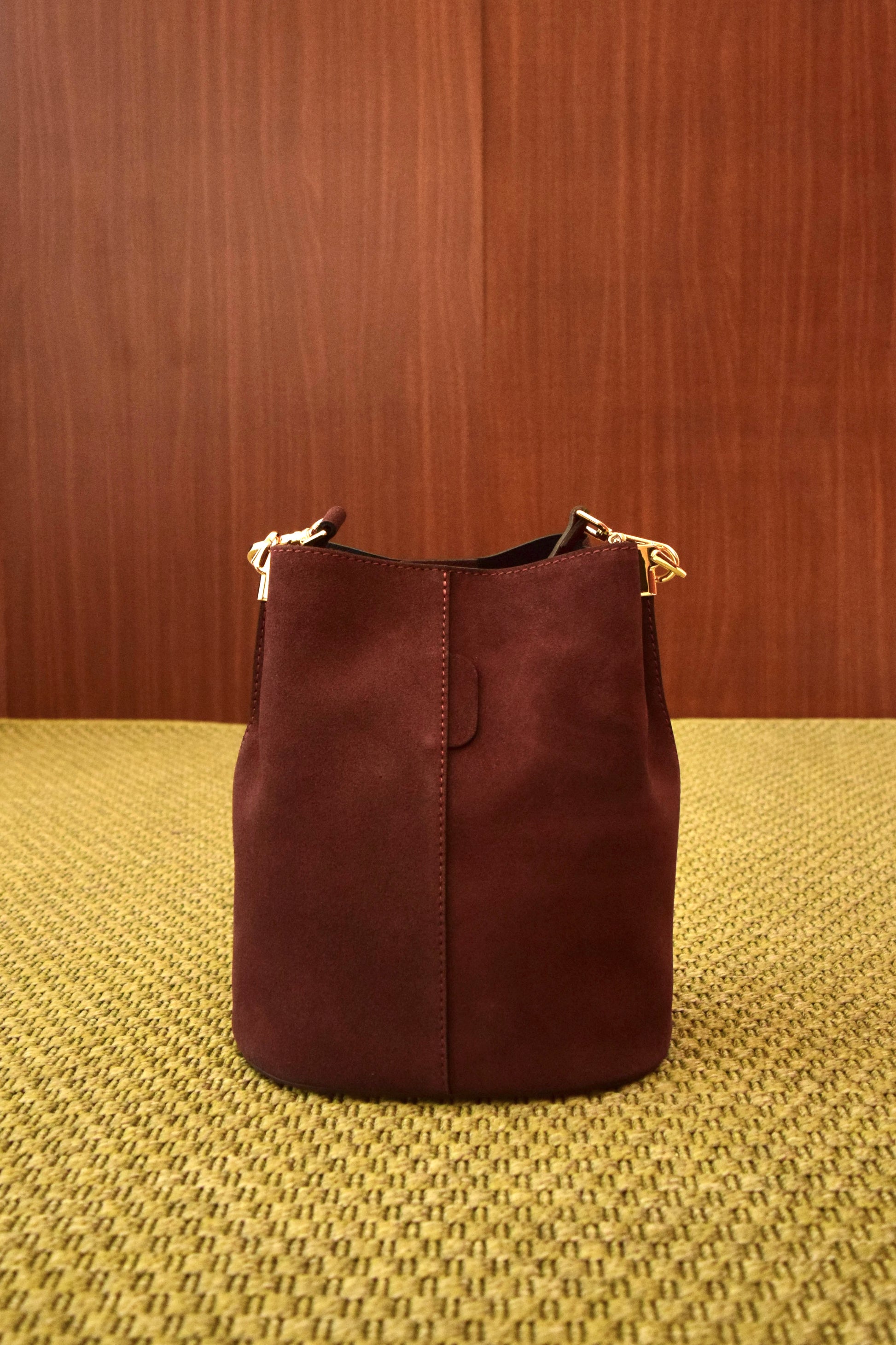 Borsa secchiello color prugna in pelle scamosciata