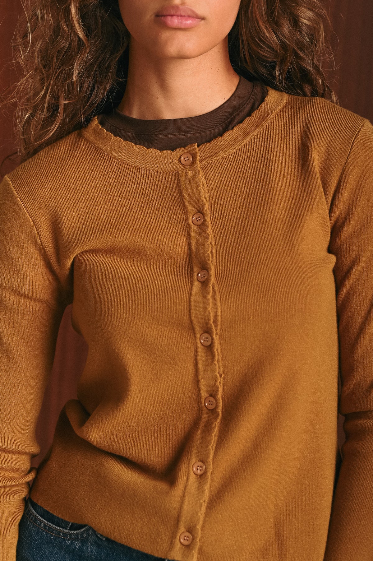 Cardigan donna color zafferano con bottoni e scollo rotondo
