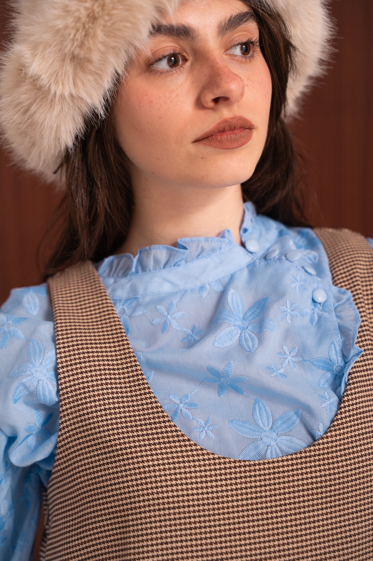 Abito smanicato pied de poule marrone  con zip laterale