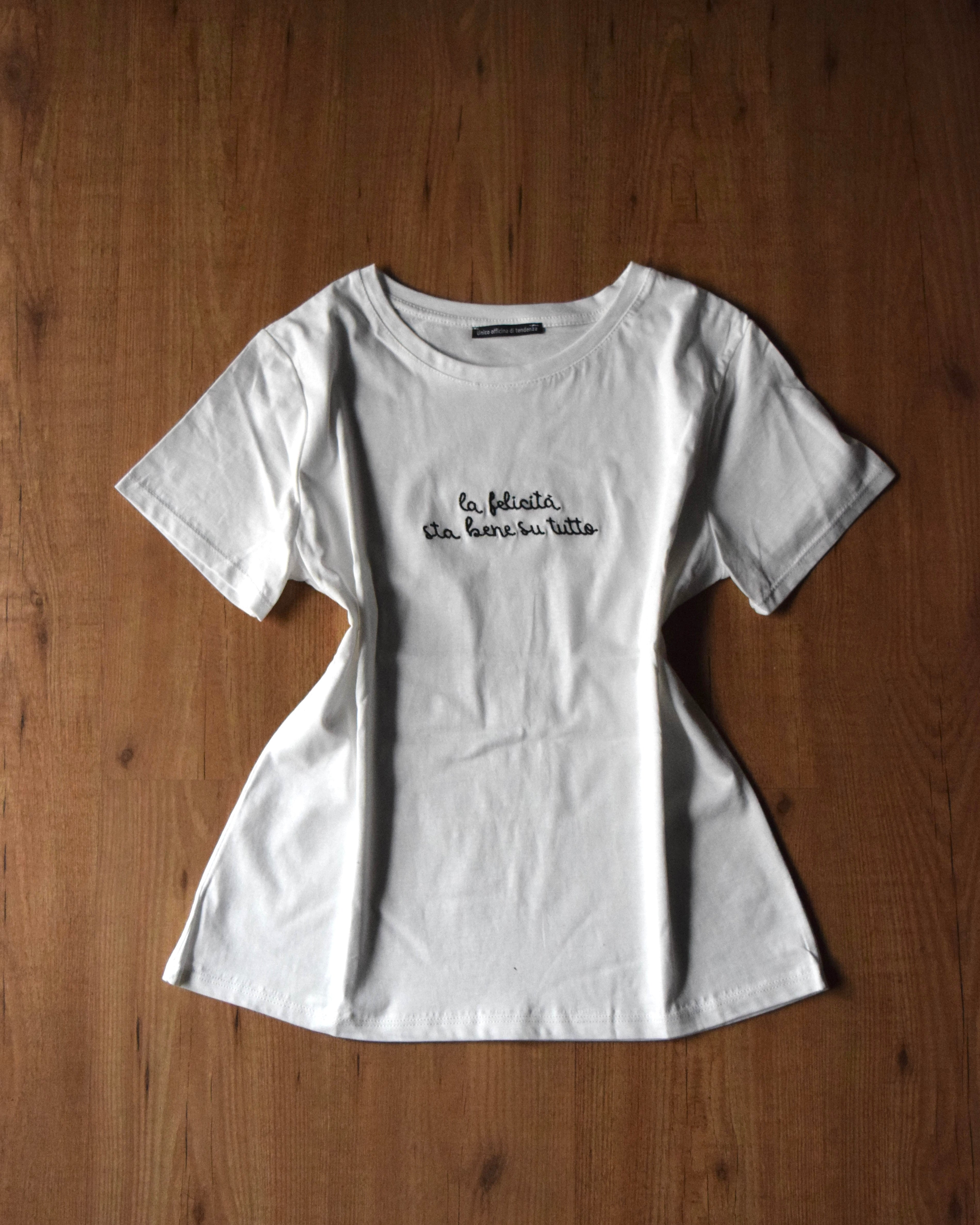 T-shirt bianche con scritte ricamate