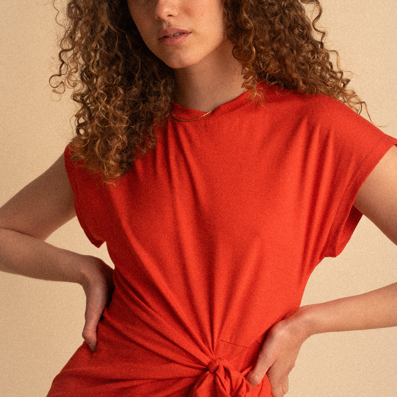 Abito Midi Rosso Drappeggiato con Nodo Laterale e Spacco