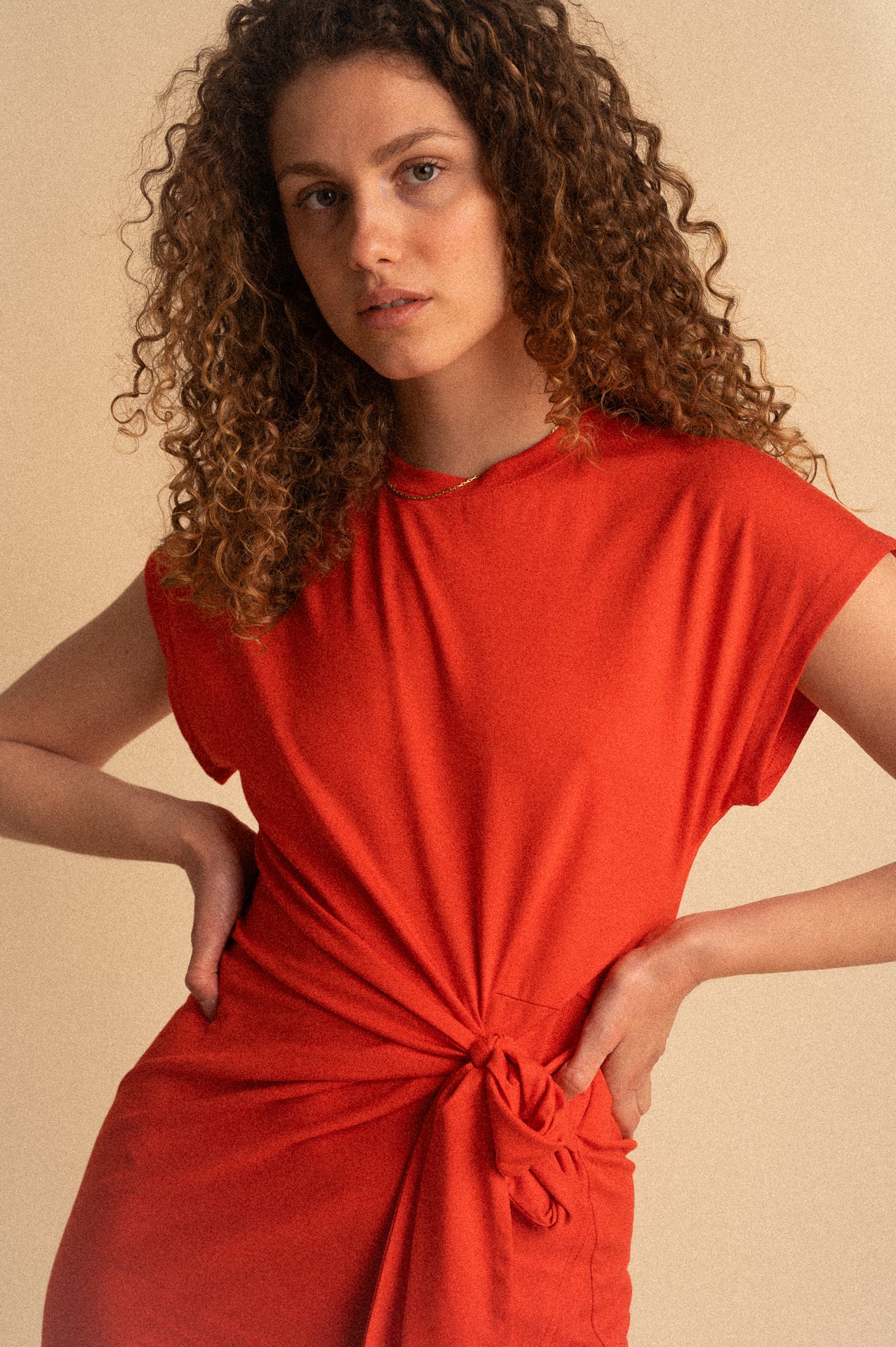 Abito Midi Rosso Drappeggiato con Nodo Laterale e Spacco