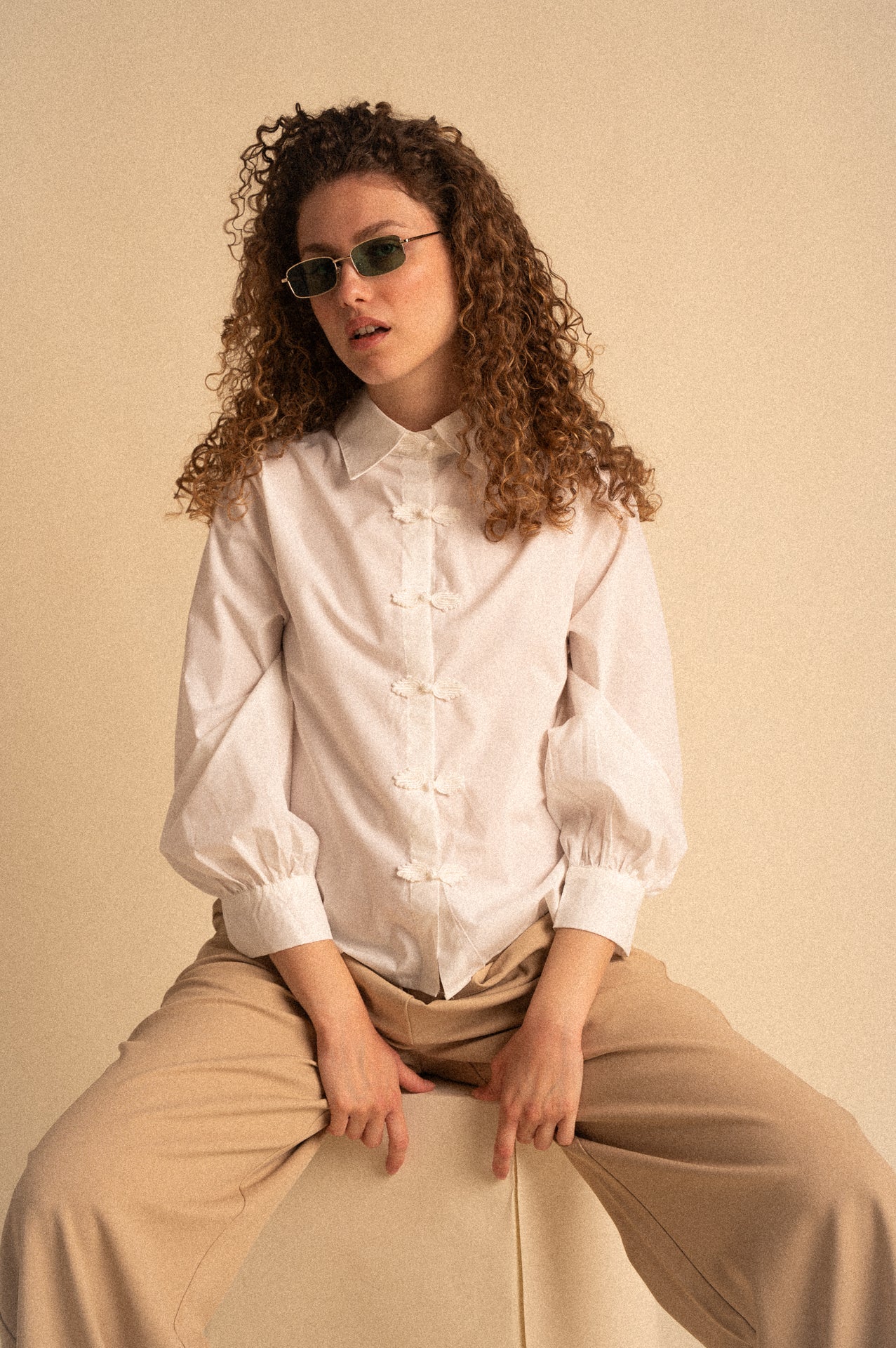 Camicia Donna Bianca in Cotone con Chiusura Nodi Cinesi e Dettagli Ricamati