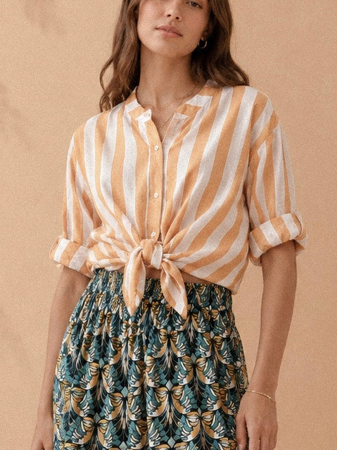 Camicia con collo coreano a righe panna e senape in cotone